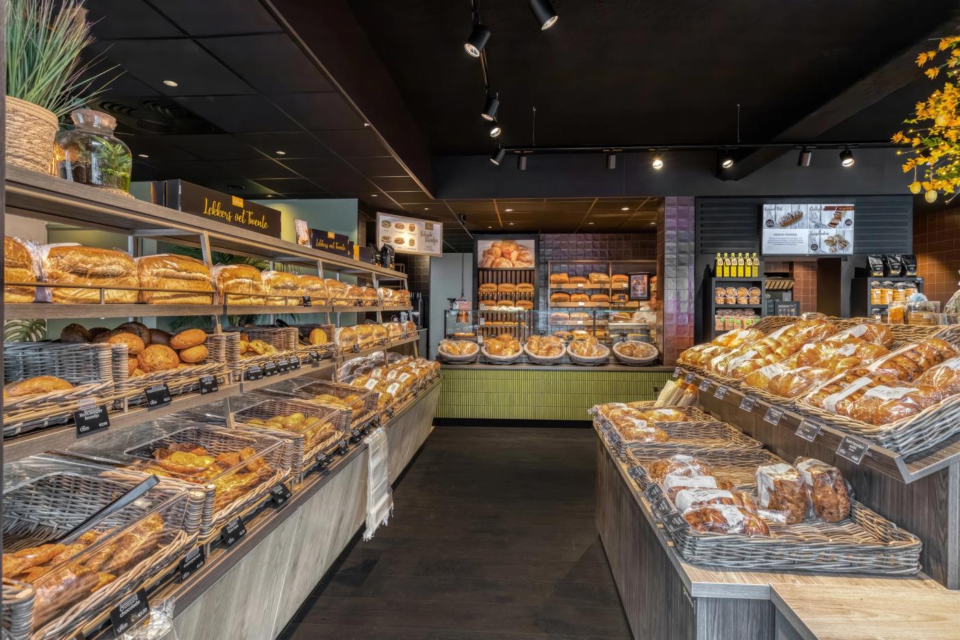 Modern bakkerij-interieur van Patissier & Broodspecialist Van Otten, ontworpen en gebouwd door Infrashop, met maatwerk broodpresentatie, zelfbediening, warme materialen en sfeervolle winkelinrichting.