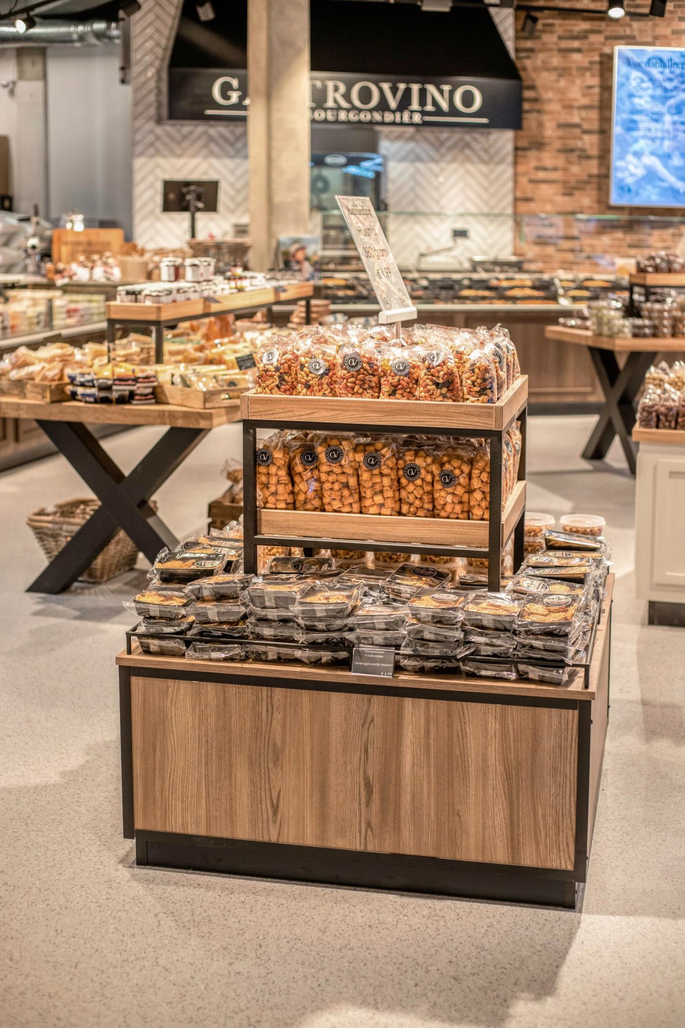 Presentatiemeubel met koek en lekkernijen bij Gastrovino De Bourgondiër.