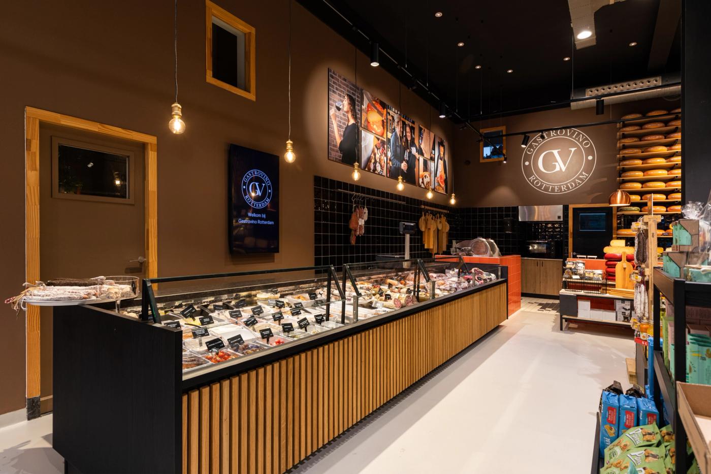 Interieur van Gastrovino Rotterdam met koeling gevuld met buitenlandse kazen. Ontwerp door Infrashop