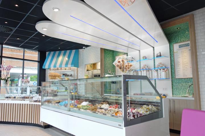 Modern ijssalon- en patisserie-interieur ontworpen en gebouwd door Infrashop, met maatwerk ijsvitrine, lichte winkelinrichting en kleurrijke presentatie van ambachtelijk ijs en lekkernijen