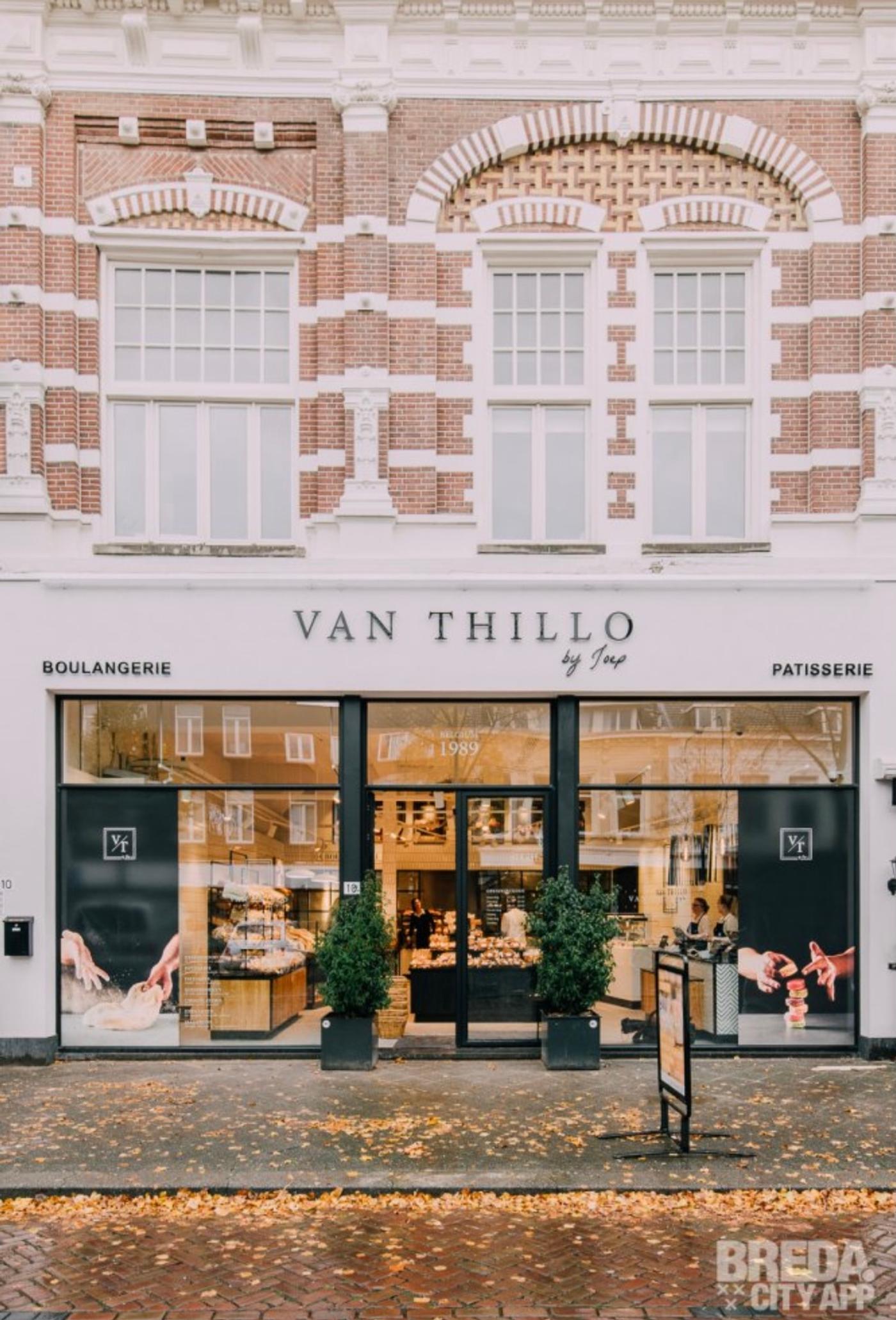 Buitenaanzicht van de winkel van van Thillo in Breda met opvallende witte pui, frisse uitstraling en 3D letters van het logo