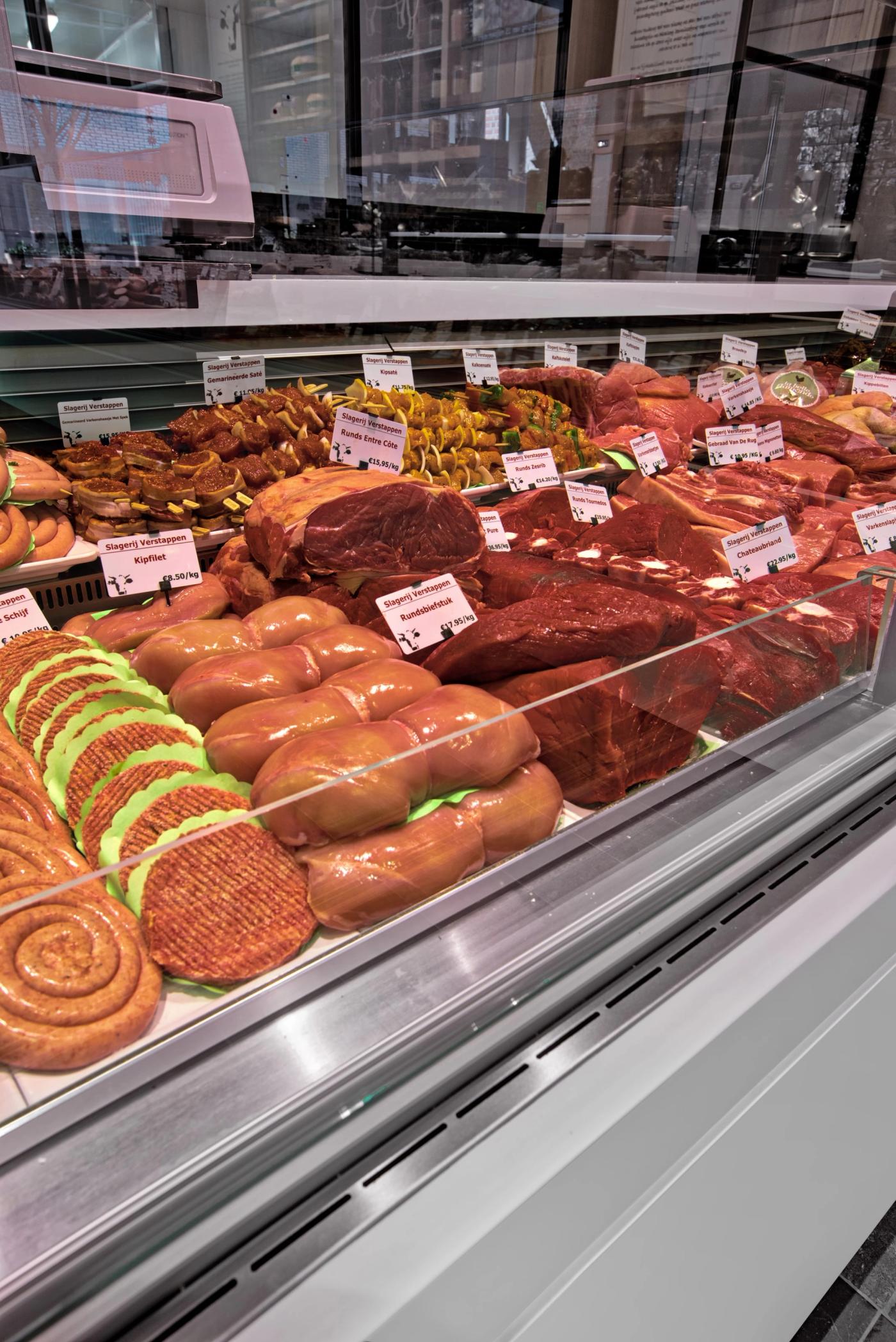 Vitrine met vleesbereidingen en worst bij Slagerij Verstappen.