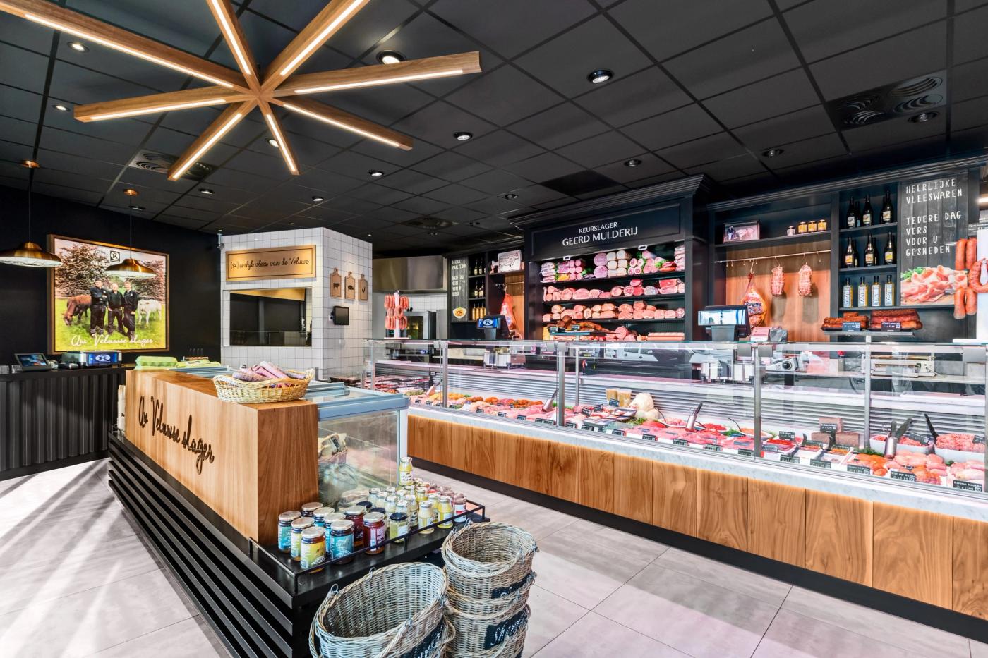 Overzicht van de winkel van Keurslagerij Geerd Mulderij, met een houten presentatiemeubel en de toonbank.
