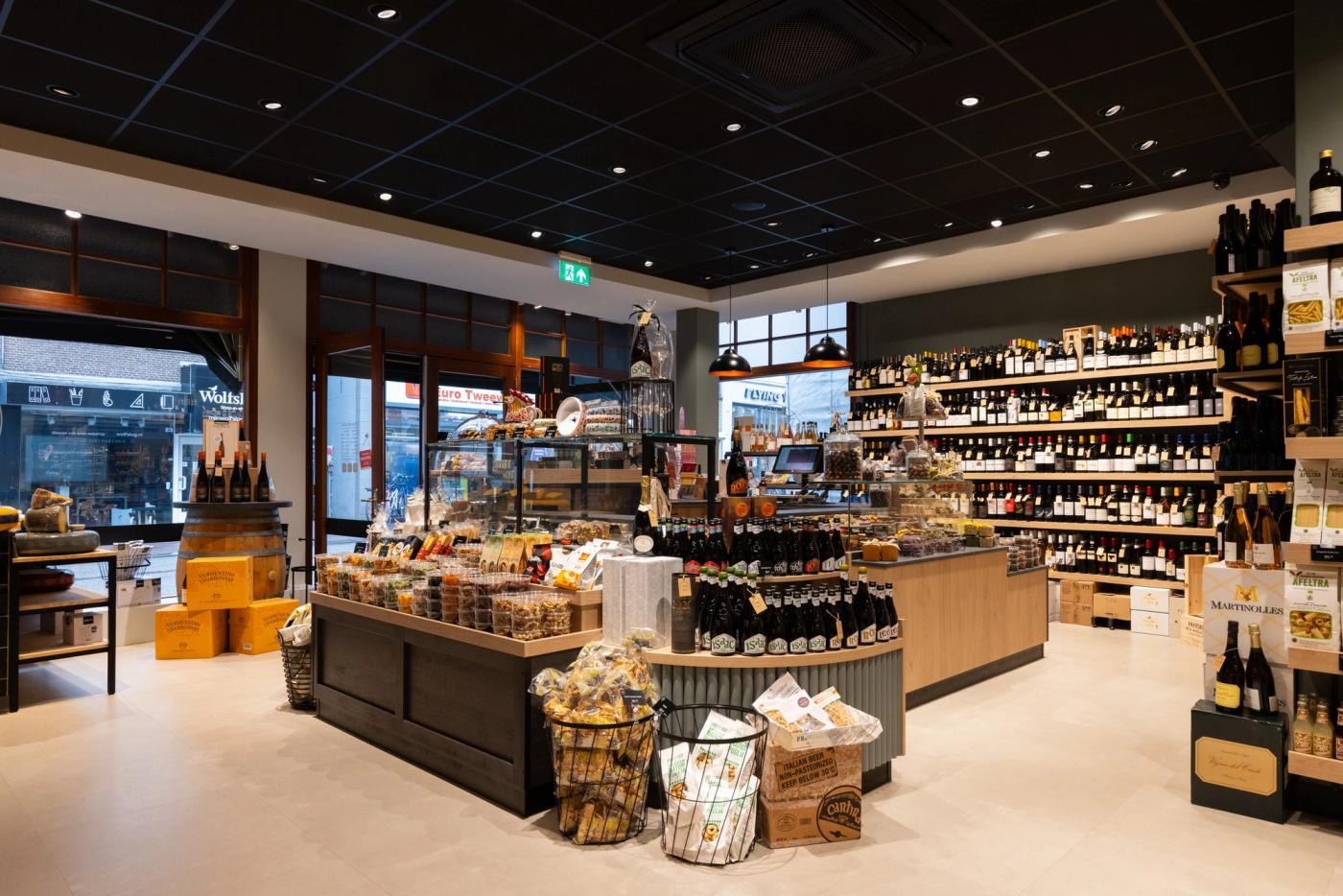Presentatietafel met delicatessen in het midden van de winkel van Gastrovino Leiden.