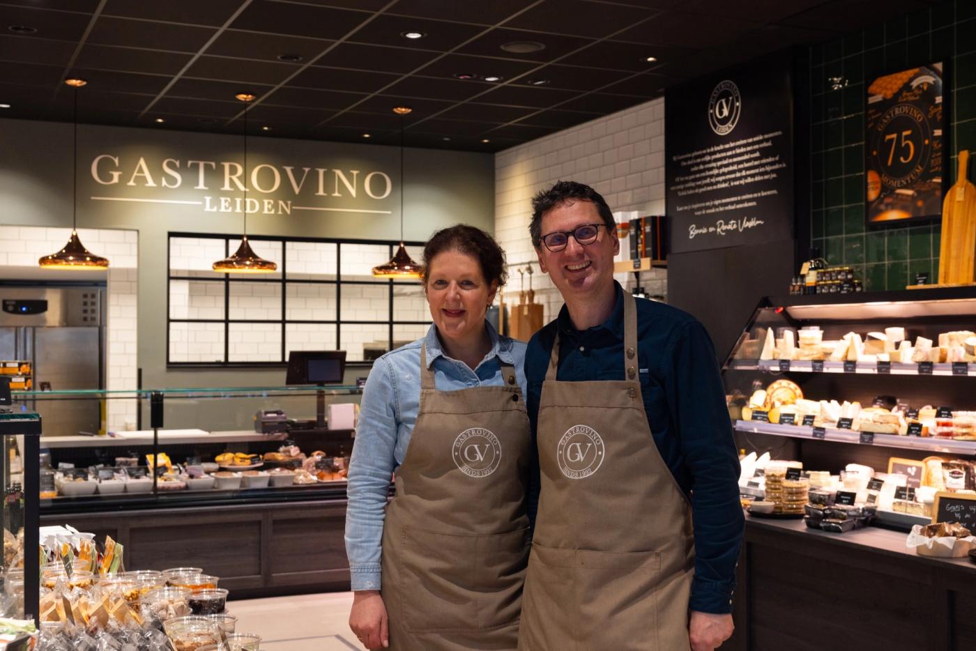 Twee medewerkers van Gastrovino Leiden in schort in de winkel.