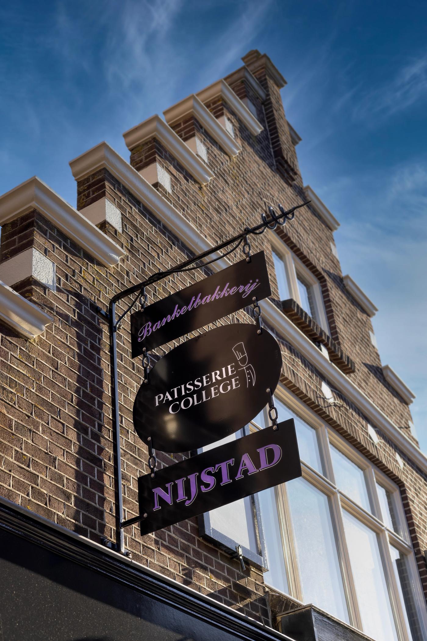 Trapgevel van het historische pand waarin Banketbakkerij Nijstad in Meppel is gevestigd