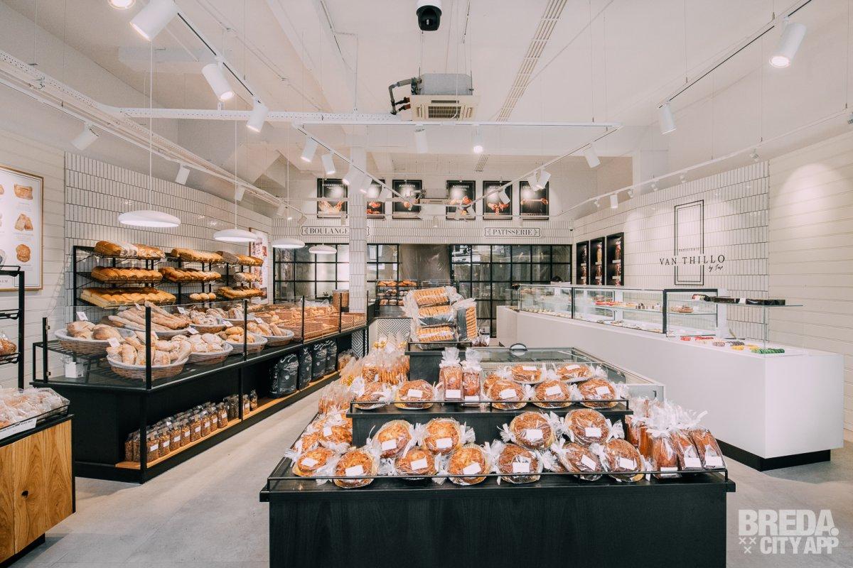 Modern bakkerij- en patisserie-interieur van Van Thillo in Breda, ontworpen en gebouwd door Infrashop, met maatwerk broodpresentatie, gebaksvitrines, versproducten en een lichte eigentijdse winkelinrichting.