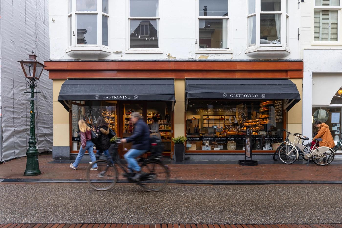 Winkelpui van Gastrovino in een winkelstraat in Leiden.