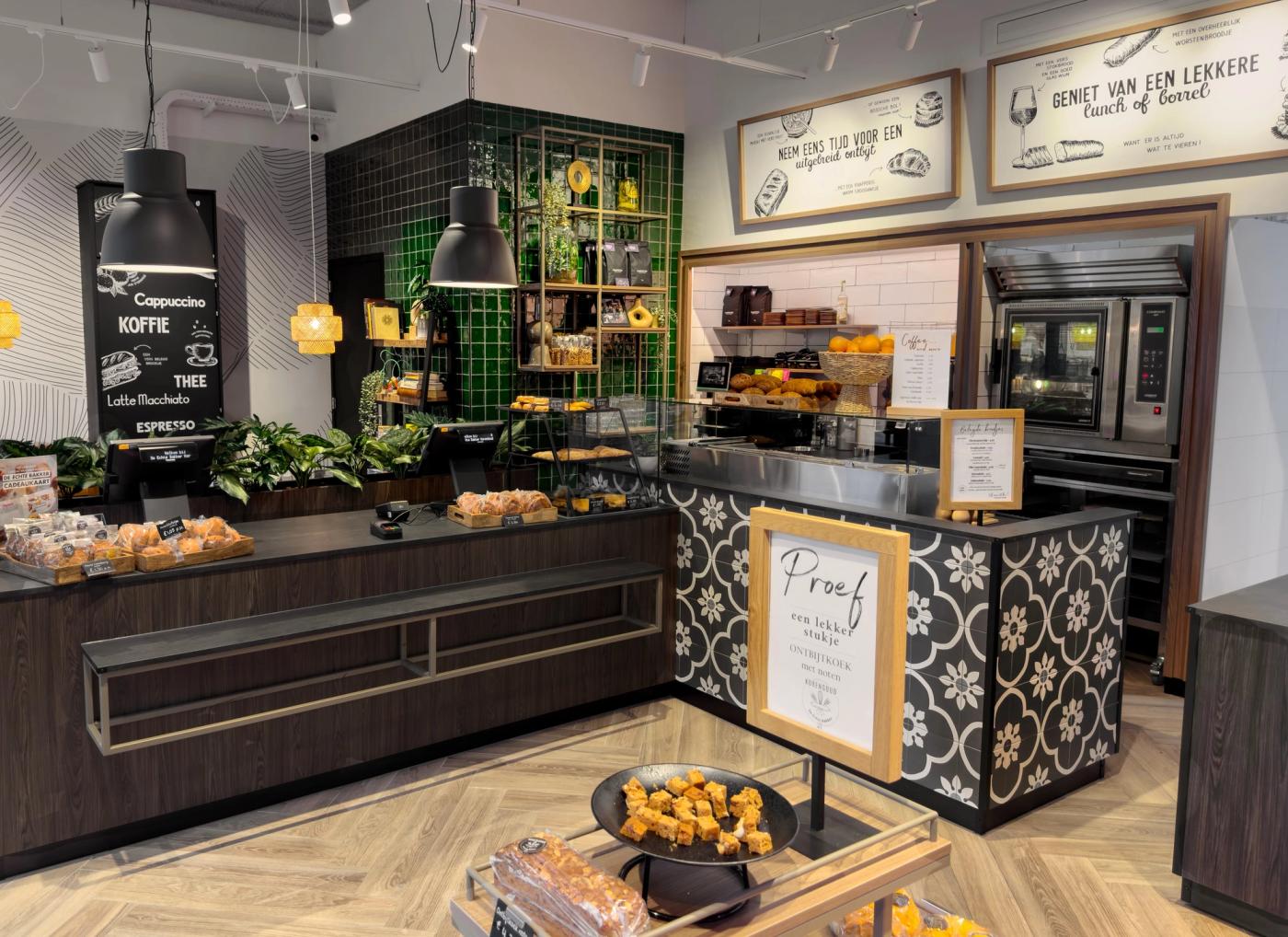 Koffiebar met zwart-wit tegels en groene tegelwand bij Korengoud in Rosmalen.