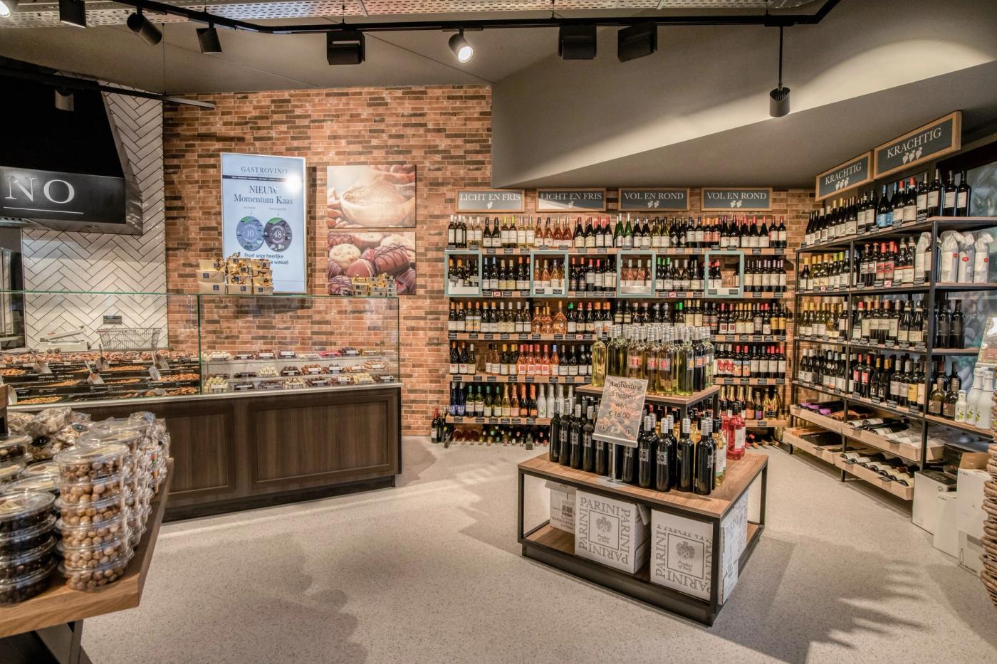 Wijnwand en toonbank bij Gastrovino De Bourgondiër in Ermelo.
