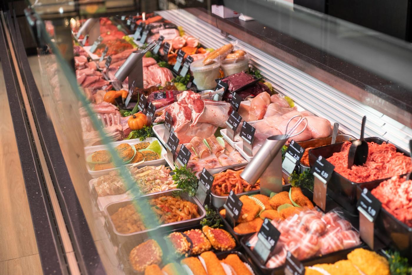 Vitrine vol vers vlees en bereidingen bij Keurslagerij Hans Halman.