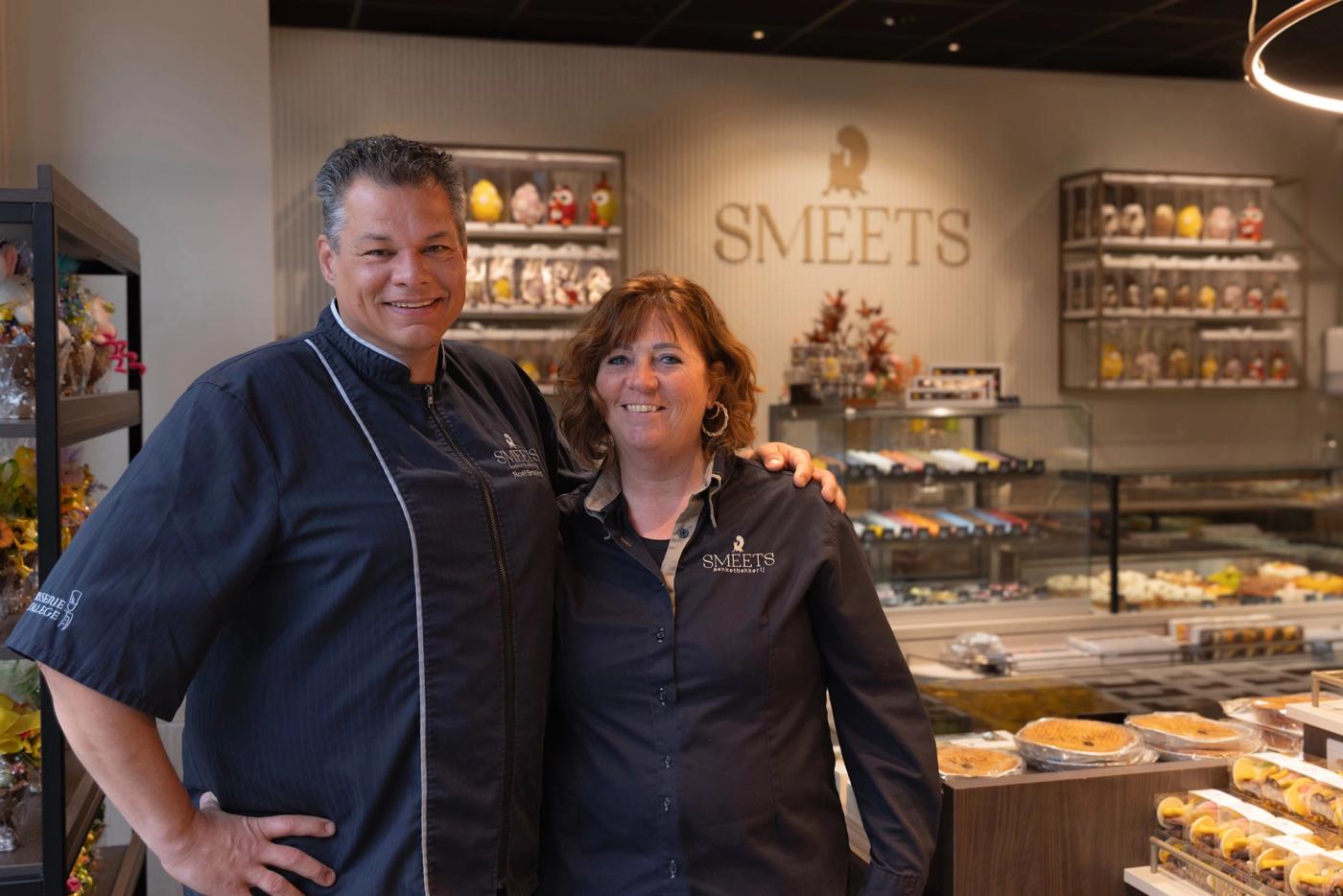Twee medewerkers van Banketbakkerij Smeets in de vernieuwde winkel in Spijkenisse.