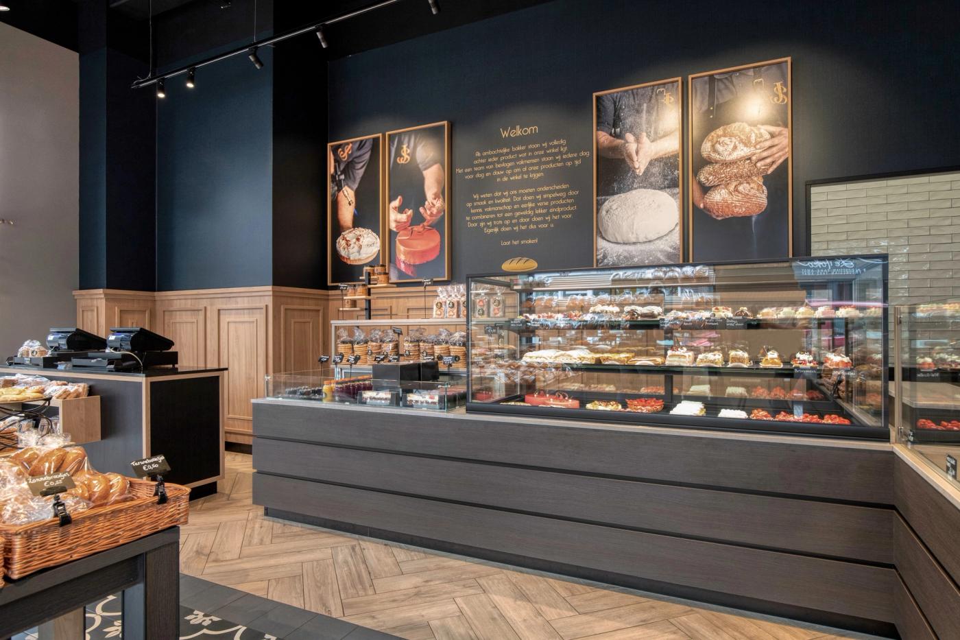Gebaksvitrine en toonbank met donkere fronten bij Warme Bakker Jac Smit.