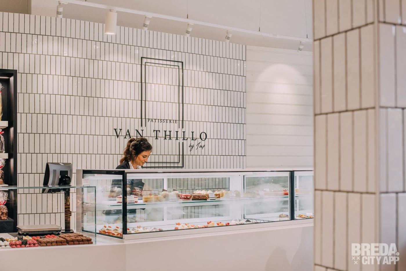 Luxe patisserie-interieur van Van Thillo in Breda, ontworpen en gebouwd door Infrashop, met maatwerk gebaksvitrine, stijlvolle tegelwand en moderne lichte winkelinrichting.