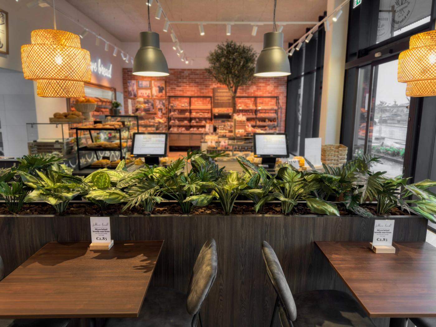 Zitplekken met groene planten bij de kassa van Korengoud in Rosmalen.