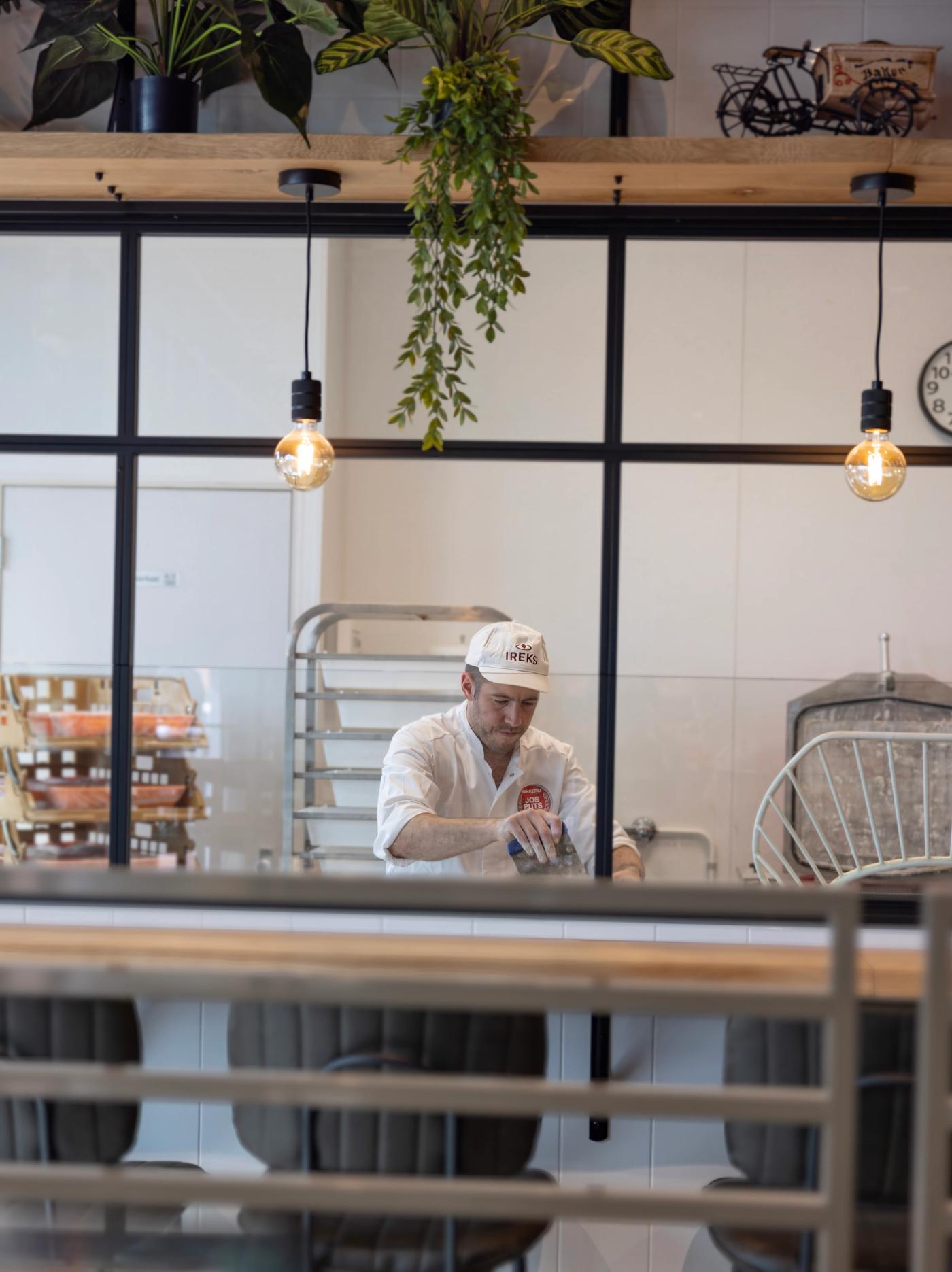 Bakker van Bakkerij Jos Puts geconcentreerd aan het werk met Laaker Desem broden
