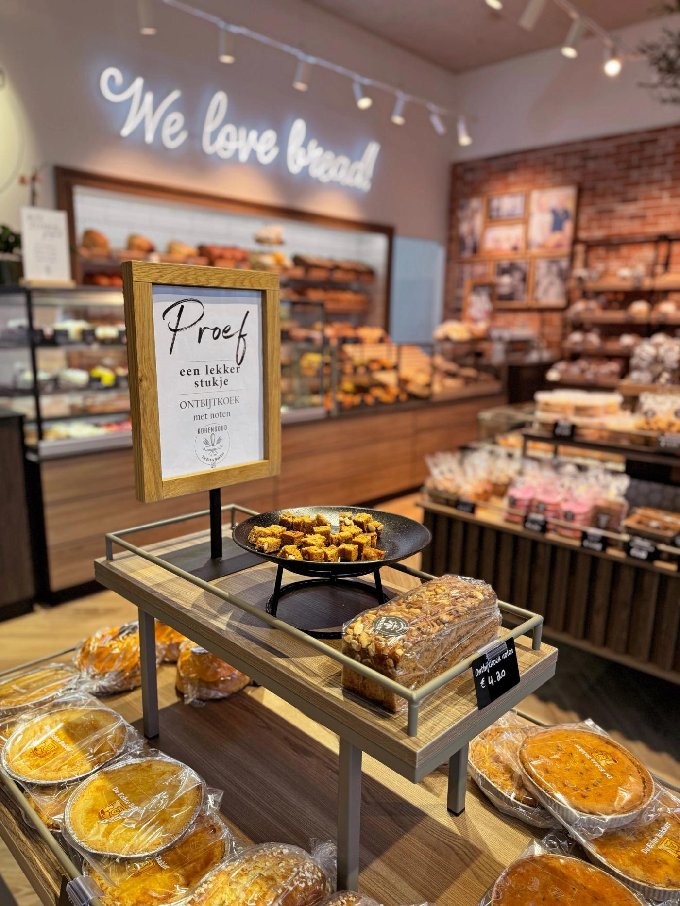 Proeftafel met brood en gebak bij Korengoud De Echte Bakker in Rosmalen.
