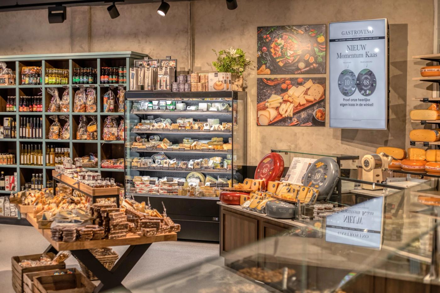 Wandkasten met delicatessen en een koelvitrine bij Gastrovino De Bourgondiër.