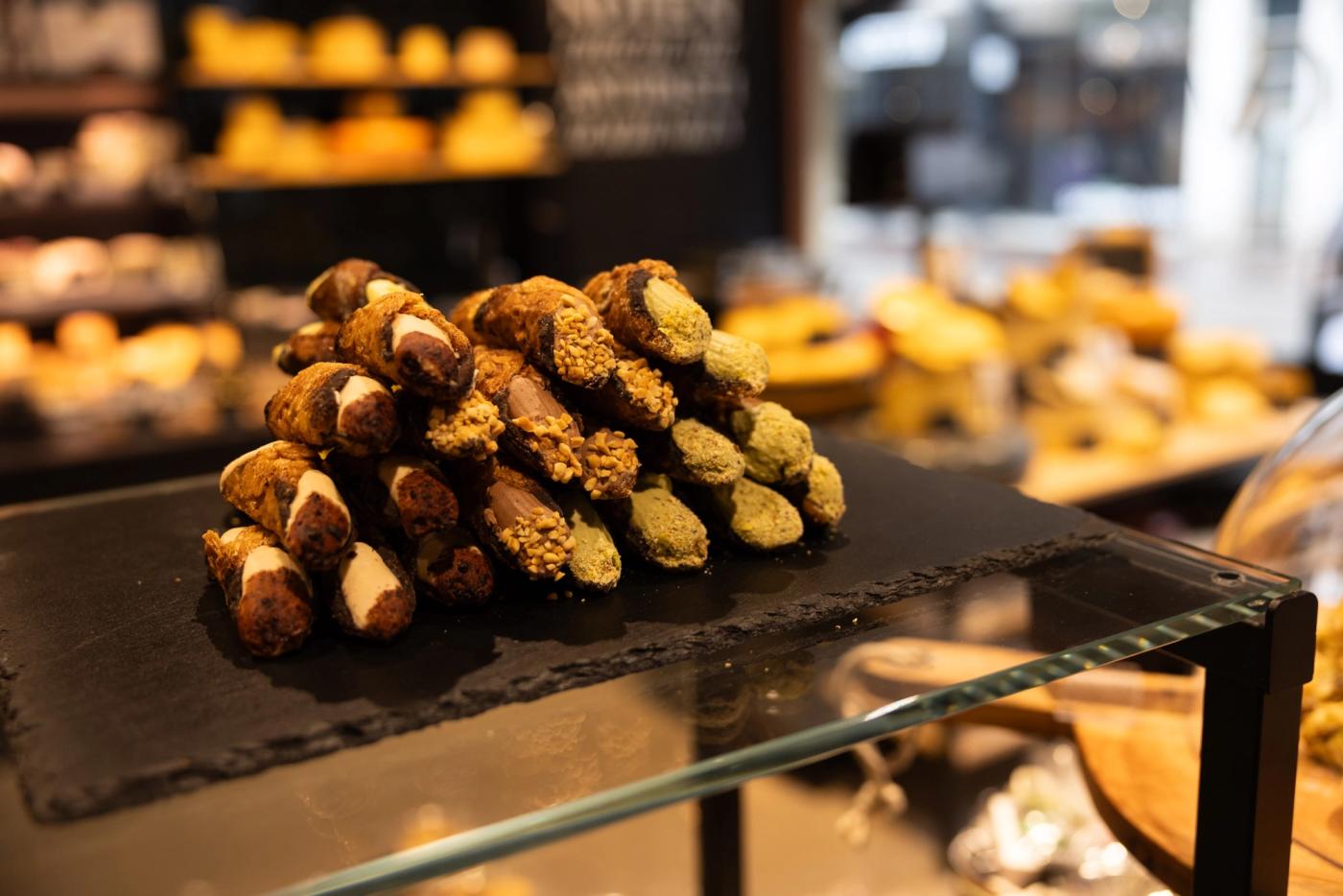 Cannoli op een leistenen plaat bij Gastrovino Leiden.