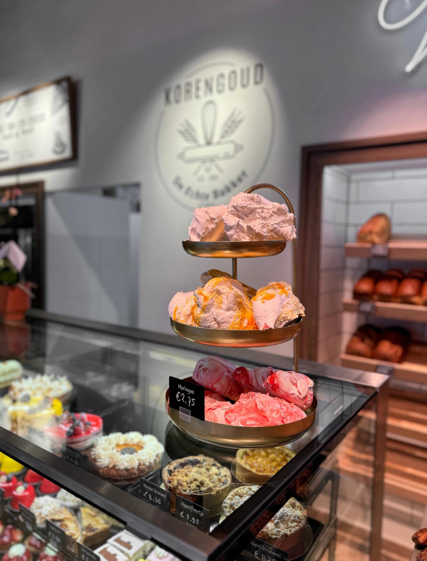 Etagère met gebak op de vitrine bij Korengoud De Echte Bakker in Rosmalen.