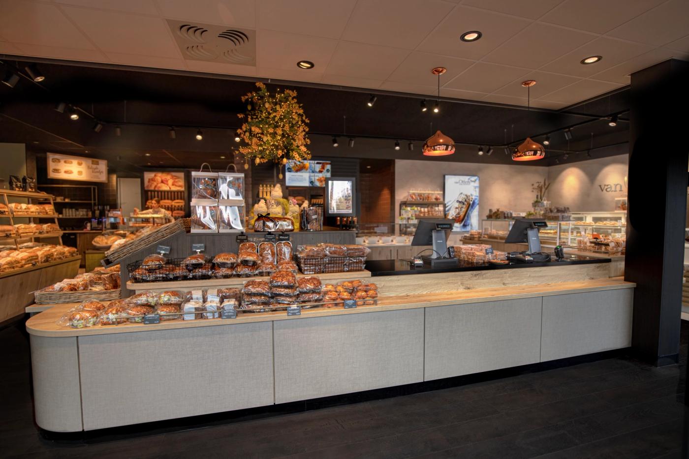 Modern bakkerij-interieur van Patissier & Broodspecialist Van Otten, ontworpen en gebouwd door Infrashop, met maatwerk broodpresentatie, zelfbediening, warme materialen en sfeervolle winkelinrichting.