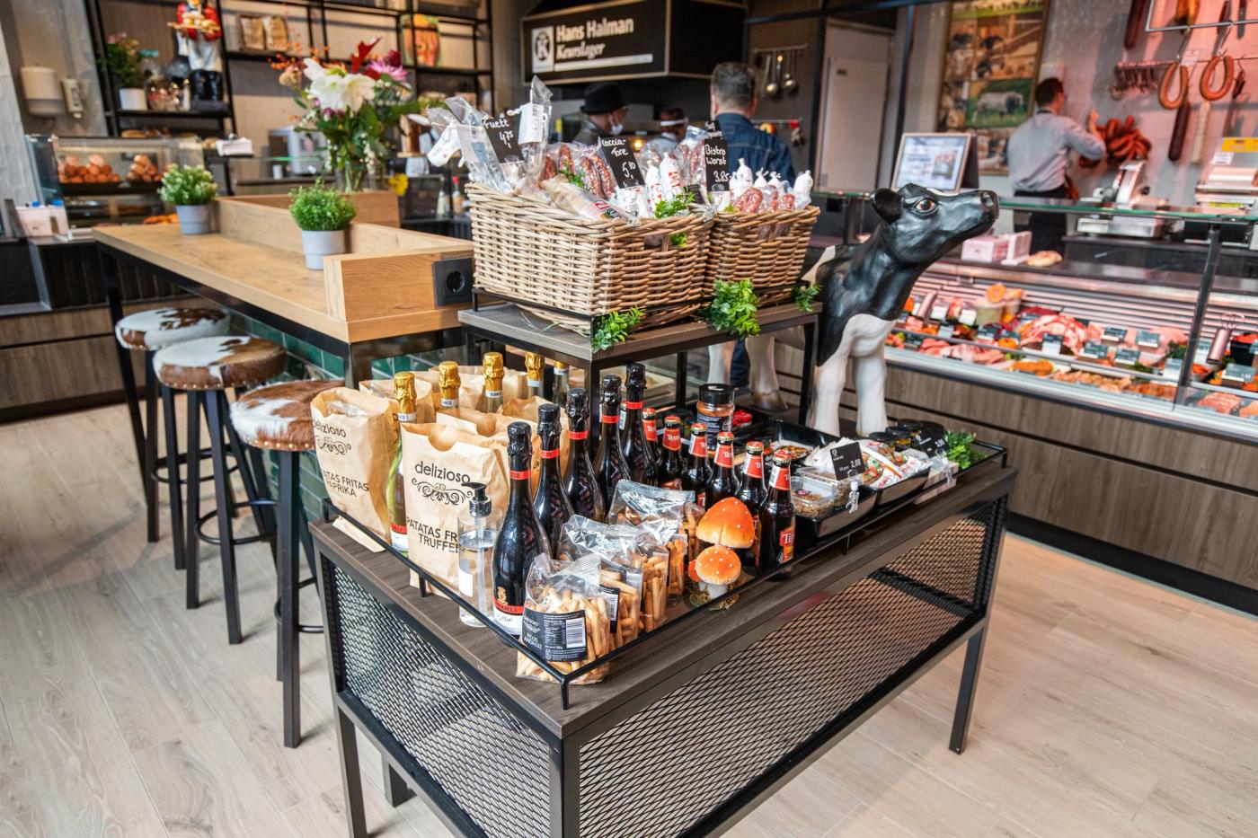 Presentatietafel met streekproducten en sauzen bij Keurslagerij Hans Halman.