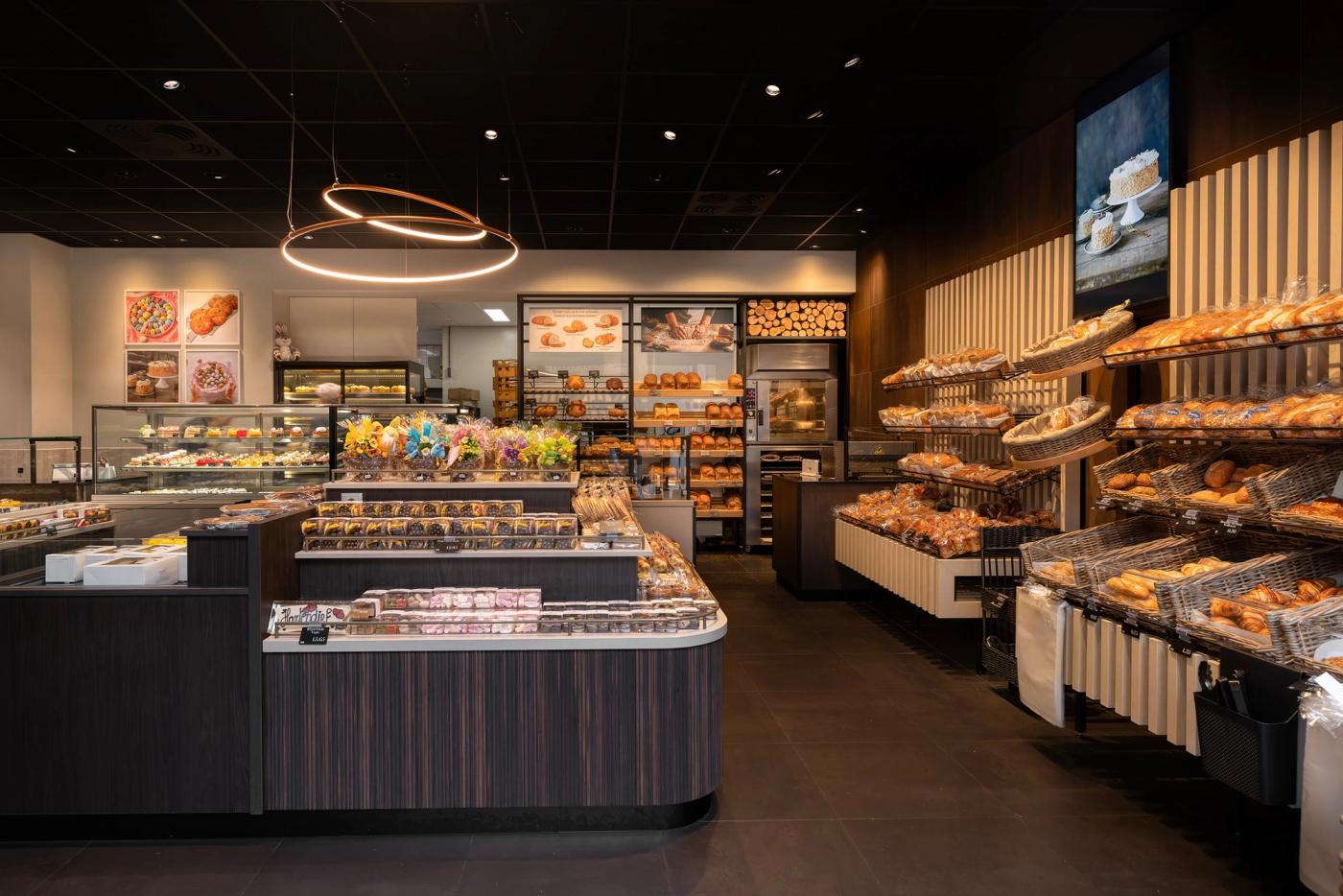 Overzicht van de winkel van Banketbakkerij Smeets, met het middeneiland, de toonbank en de broodwand.
