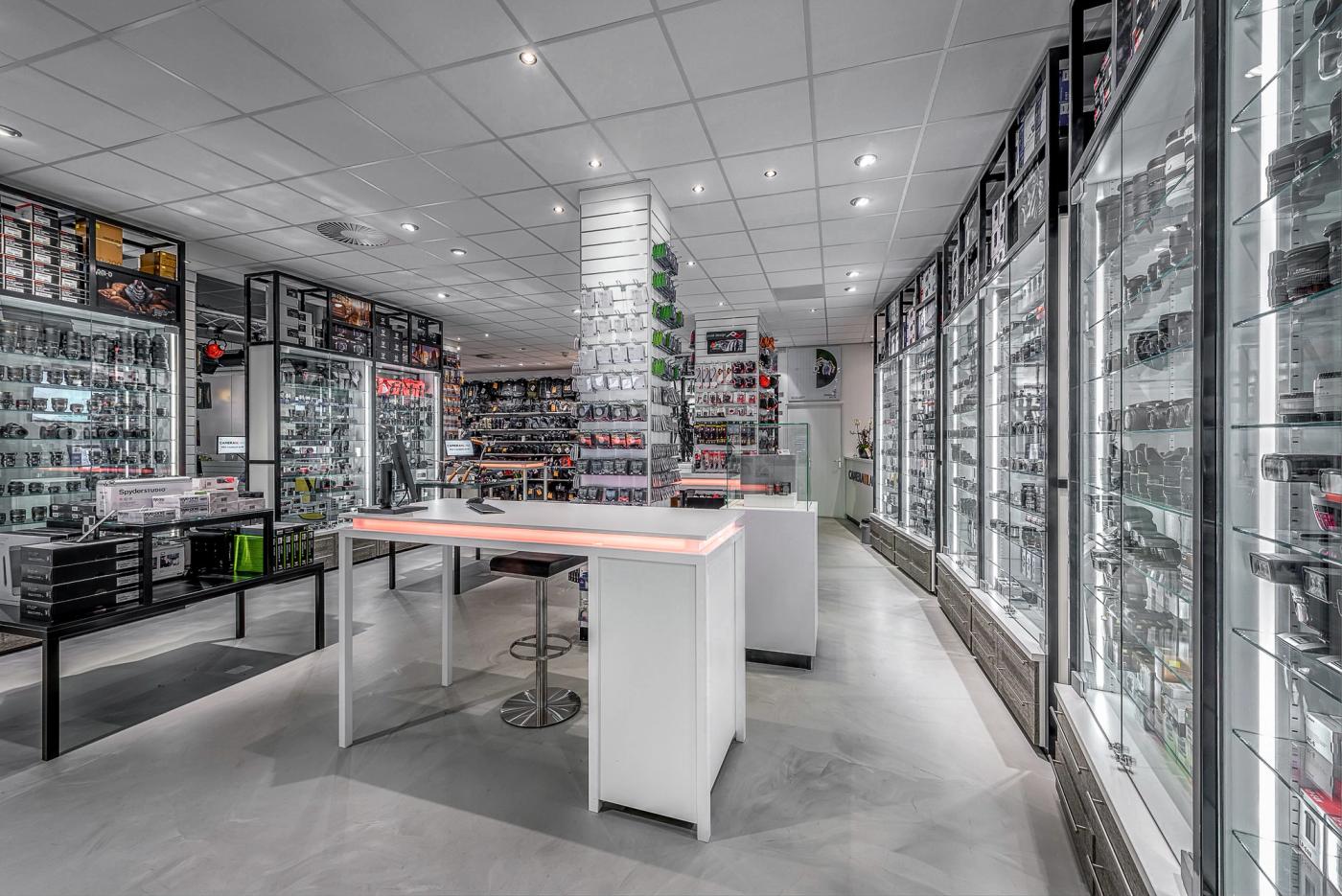 Transparante vitrines vol met kostbare camera-apparatuur bij Cameraland in Alkmaar
