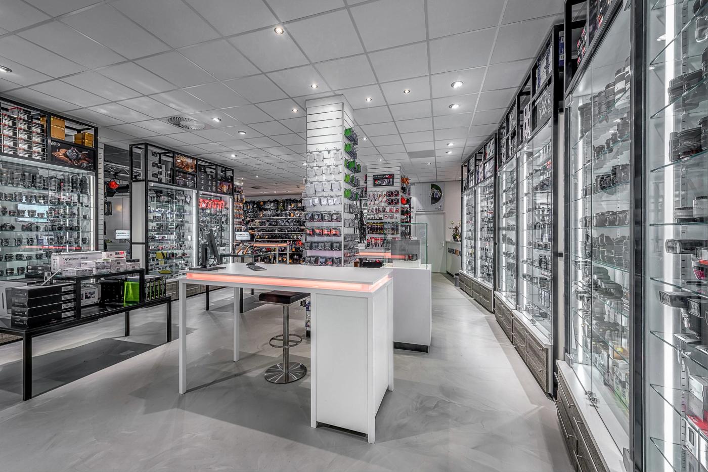 Transparante vitrines vol met kostbare camera-apparatuur bij Cameraland in Alkmaar