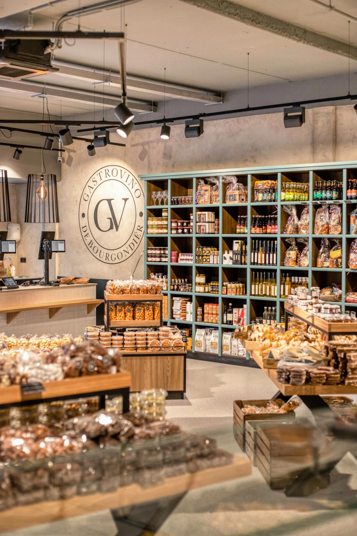 Wandkasten met delicatessen en het GV-logo bij Gastrovino De Bourgondiër in Ermelo.
