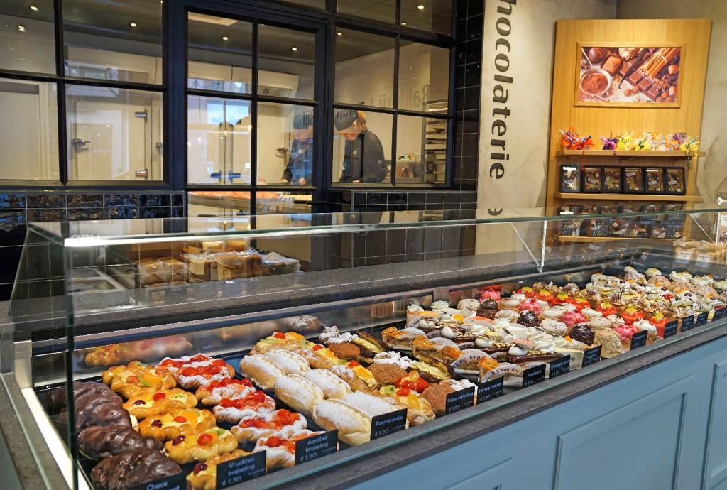 Maatwerk winkelinterieur voor ambachtelijke bakkerij en patisserie, ontworpen en gebouwd door Infrashop, met luxe gebaksvitrine, chocolaterie en open bakkerij.