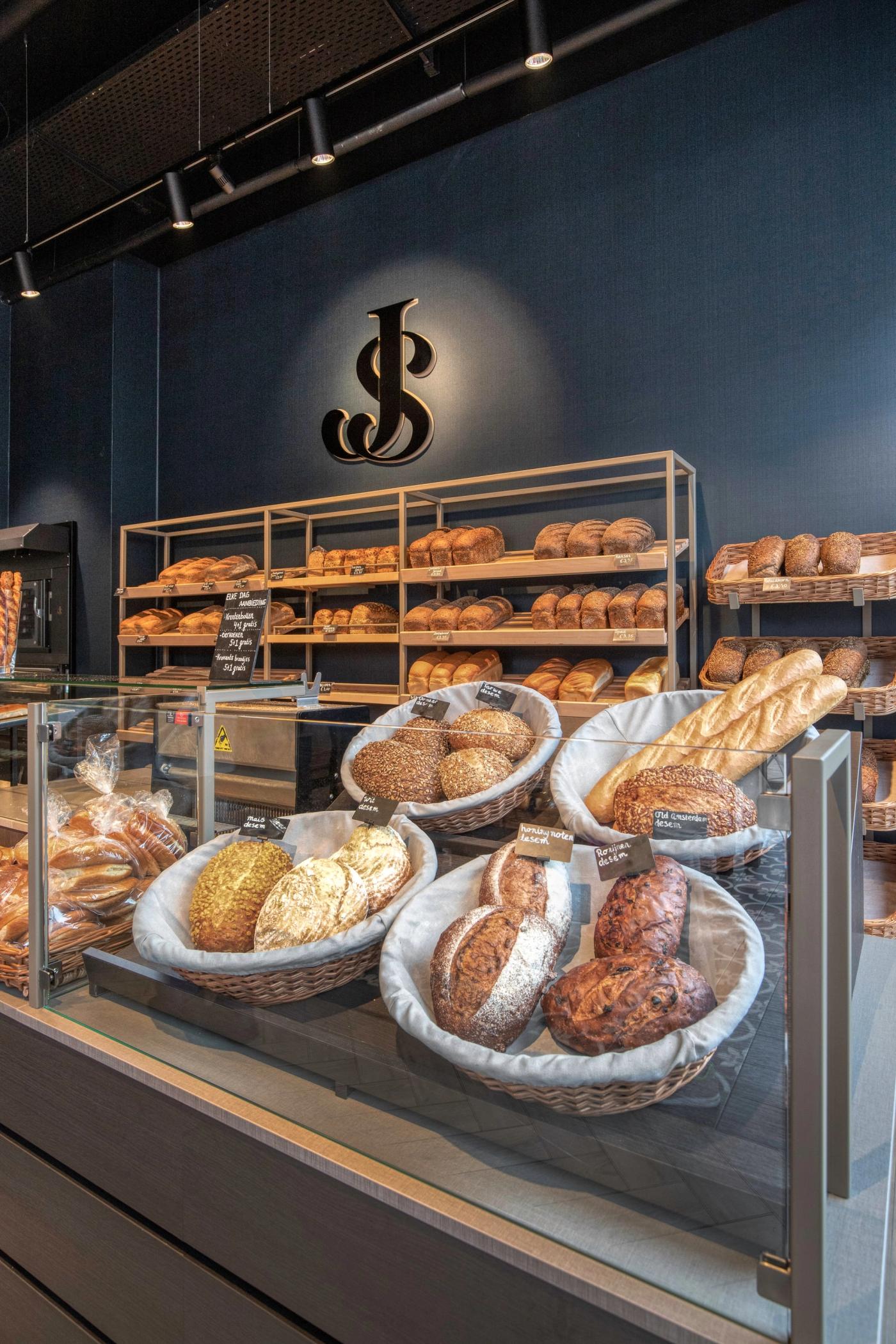 Broodmanden met vers brood voor een broodwand bij Warme Bakker Jac Smit.