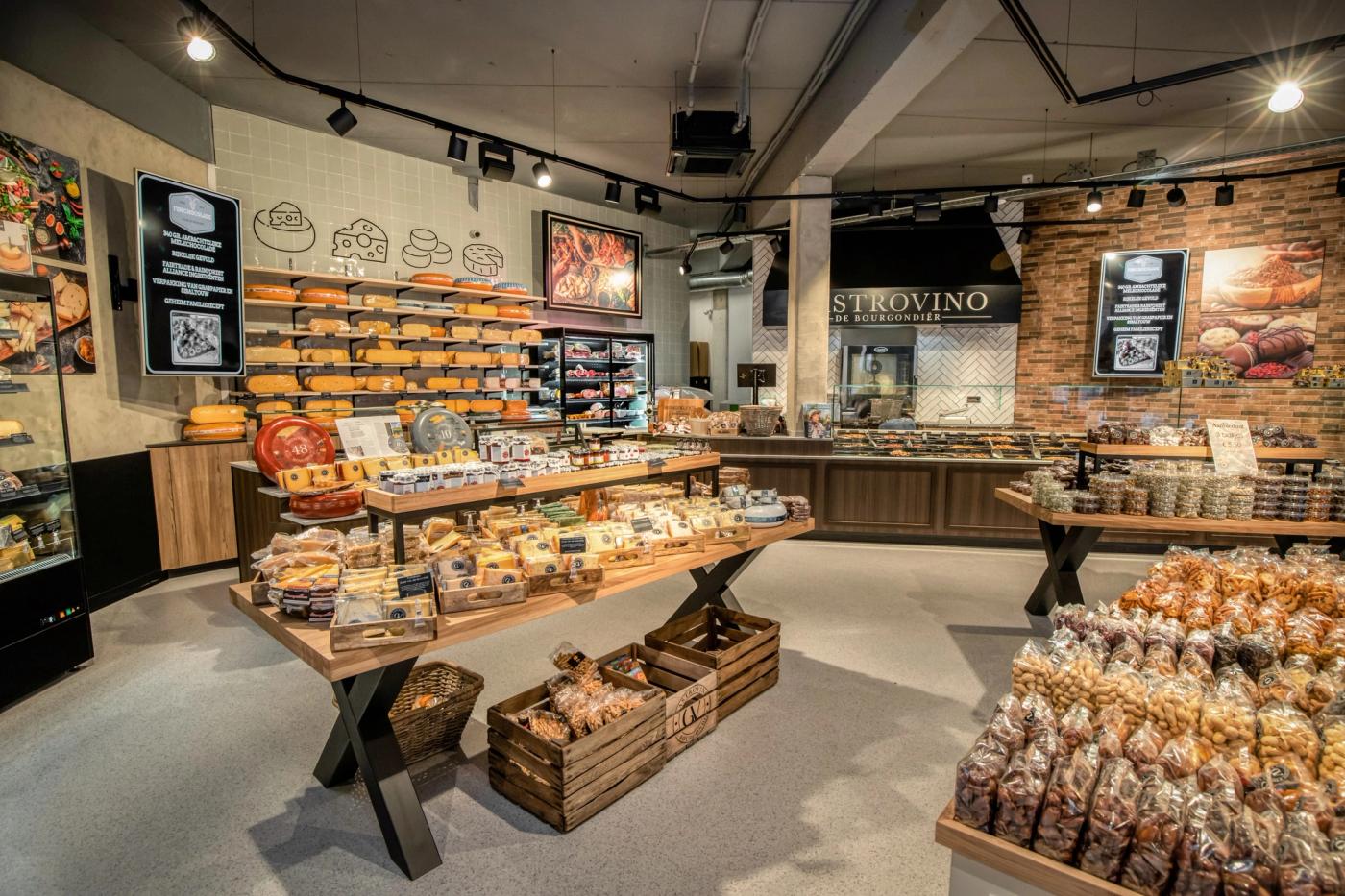 Presentatietafels met koek en delicatessen bij Gastrovino De Bourgondiër in Ermelo.