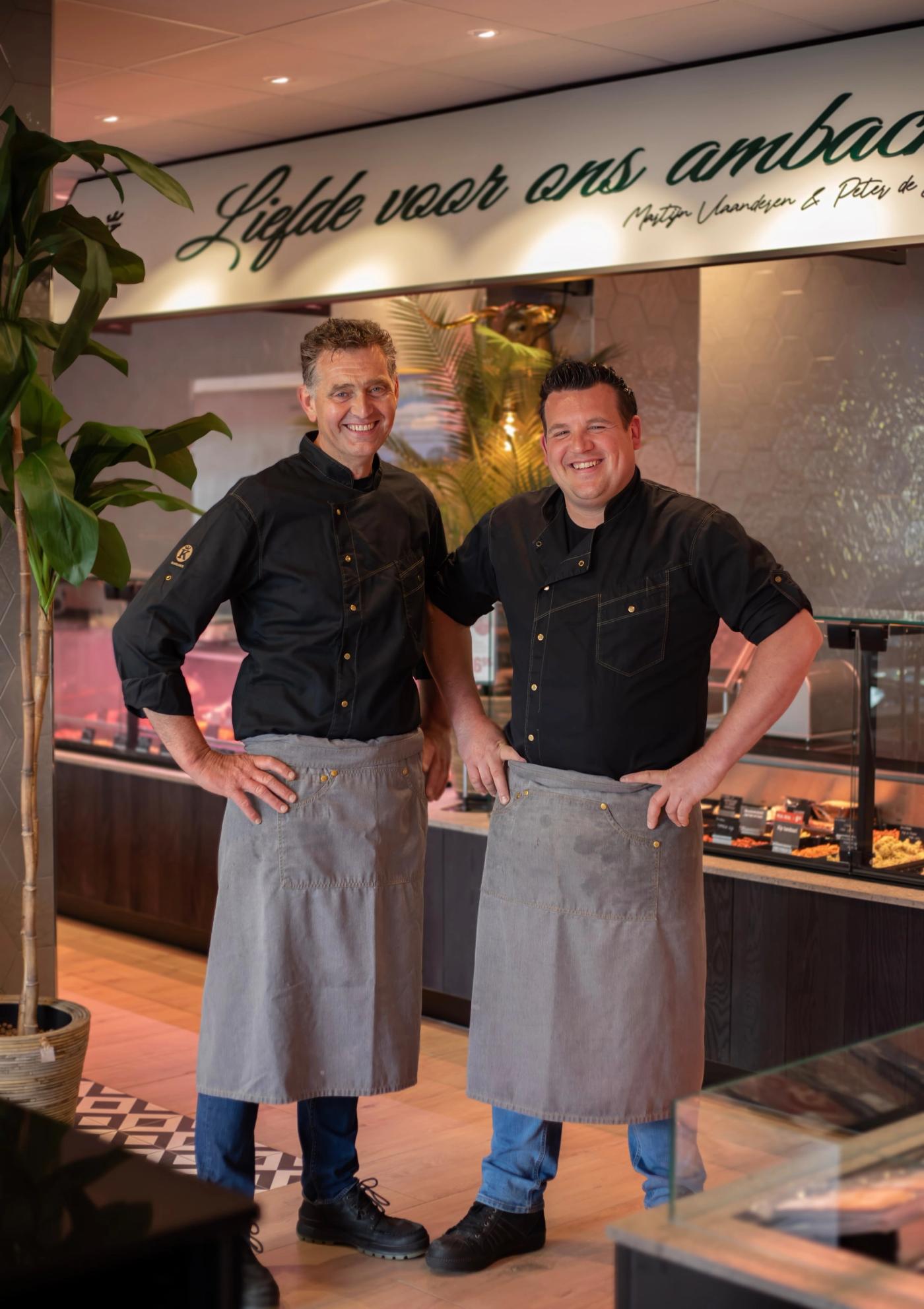 Twee slagers in de winkel van Keurslagerij Peter de Jong, onder de tekst Liefde voor ons ambacht.
