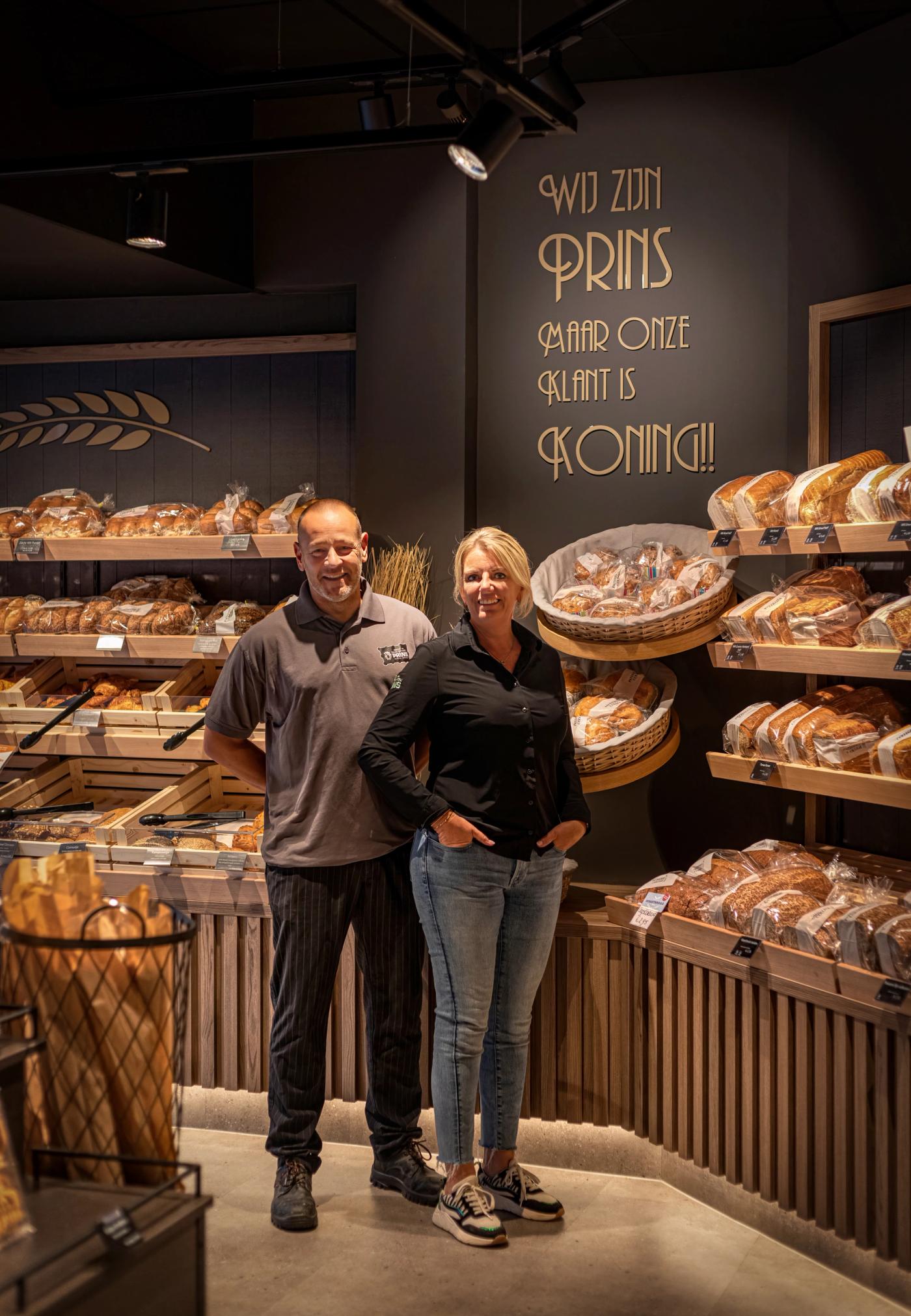 Joost en Claudia Prins uit Lelystad in jun nieuwe winkelinterieur gemaakt door Infrashop