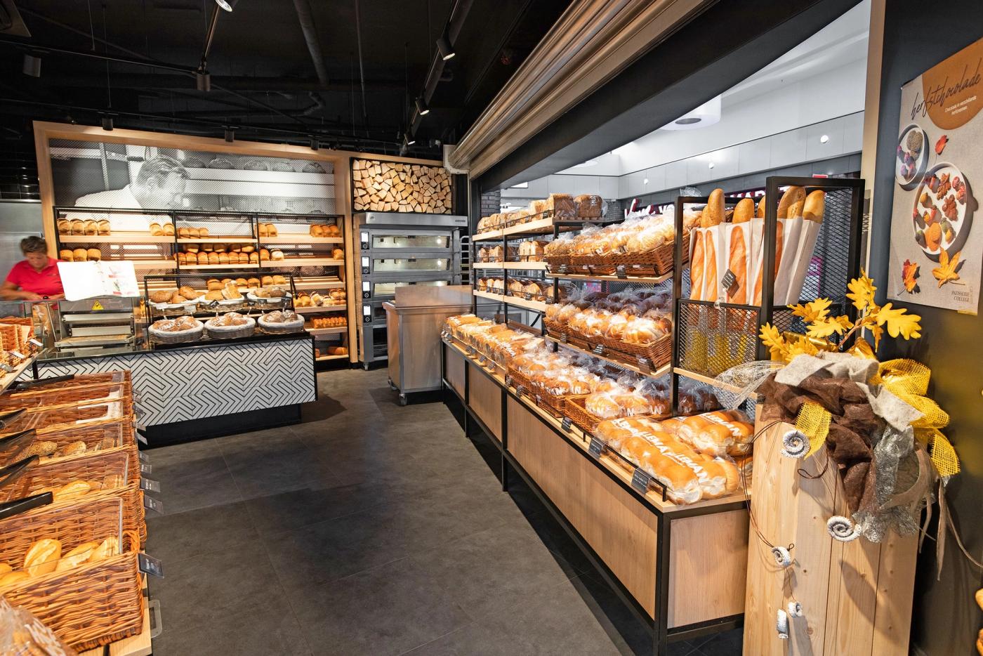 Broodwand en presentatiemeubels bij Bakker Hulleman in Amstelveen.