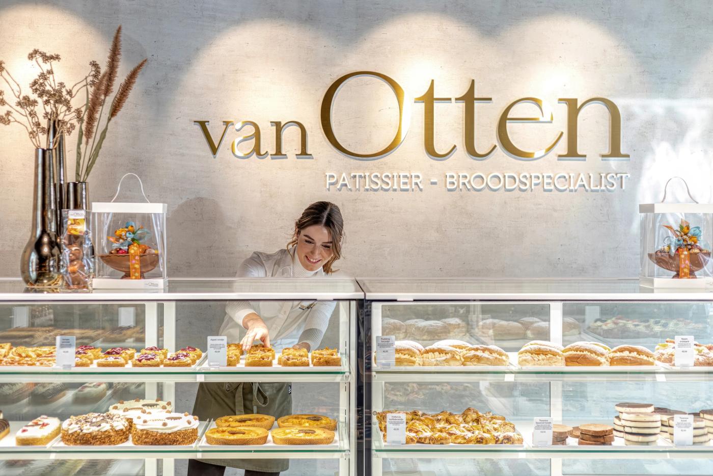 Luxe winkelinterieur van Patissier & Broodspecialist Van Otten, ontworpen en gebouwd door Infrashop, met maatwerk gebaksvitrines, ambachtelijke patisserie en stijlvolle productpresentatie.
