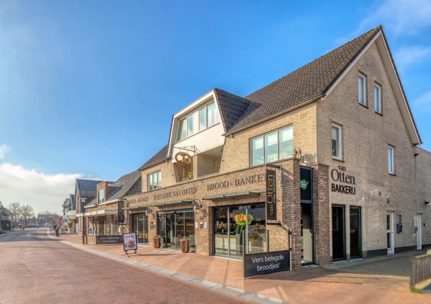 Gevel van Patissier & Broodspecialist Van Otten met ambachtelijke bakkerij en lunchroom, waarvoor Infrashop het winkelinterieur ontwierp en realiseerde.