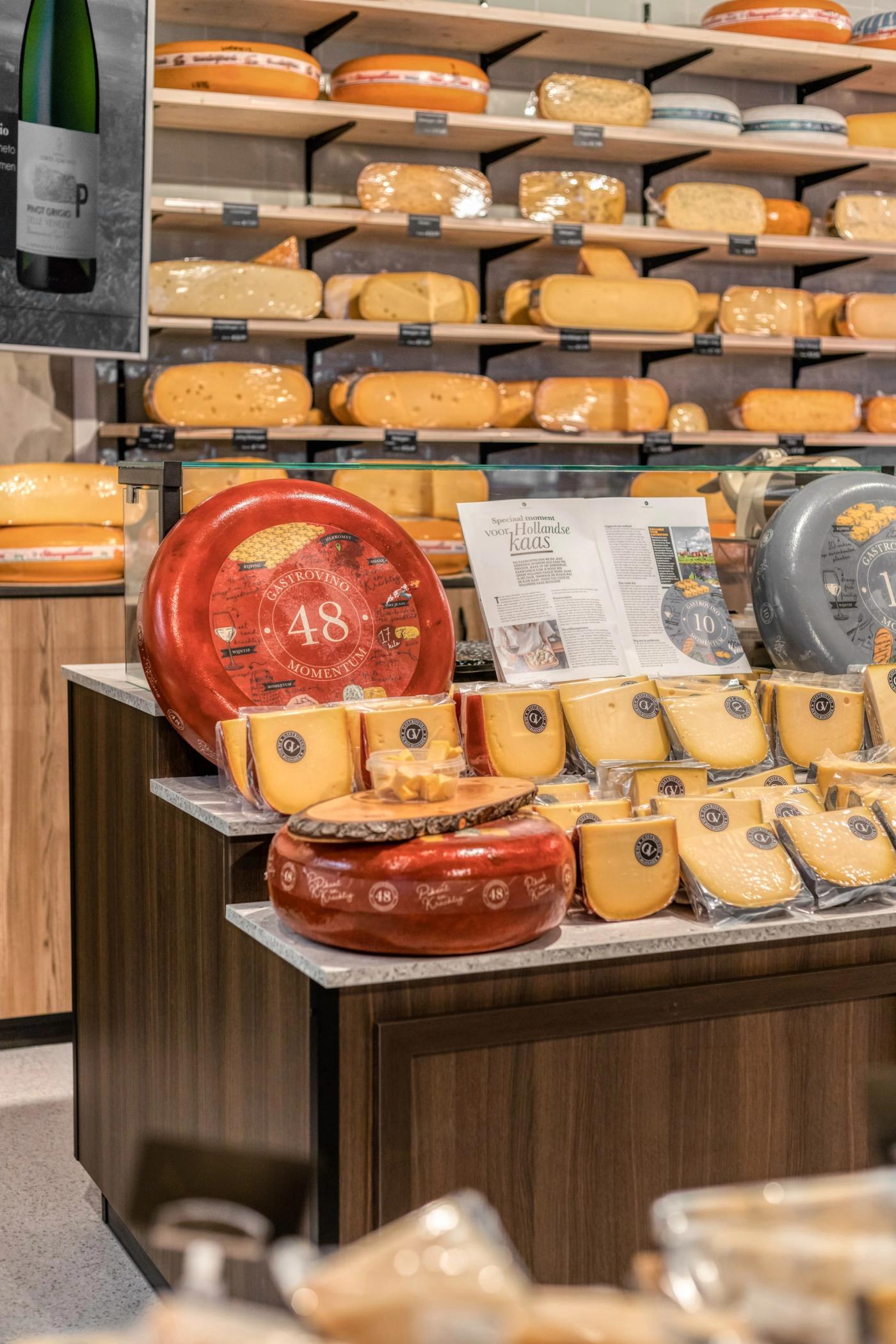 Presentatie van kaas en kaaswielen op een toonbank bij Gastrovino De Bourgondiër.