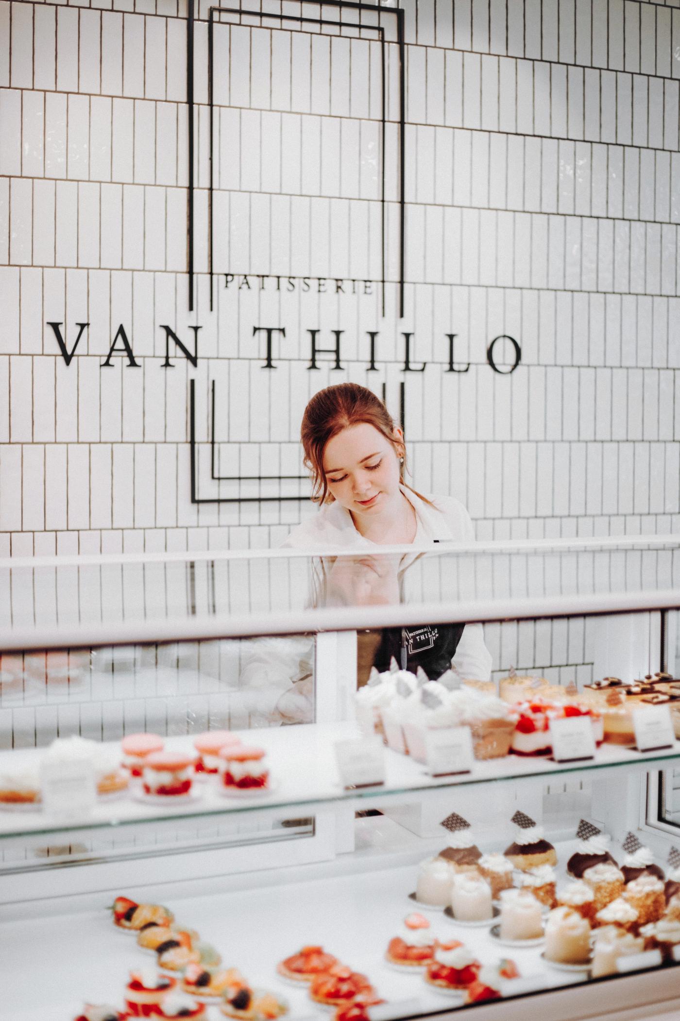 Luxe patisserie-interieur van Van Thillo in Breda, ontworpen en gebouwd door Infrashop, met maatwerk gebaksvitrine, verfijnde patisserie en stijlvolle witte tegelwand.