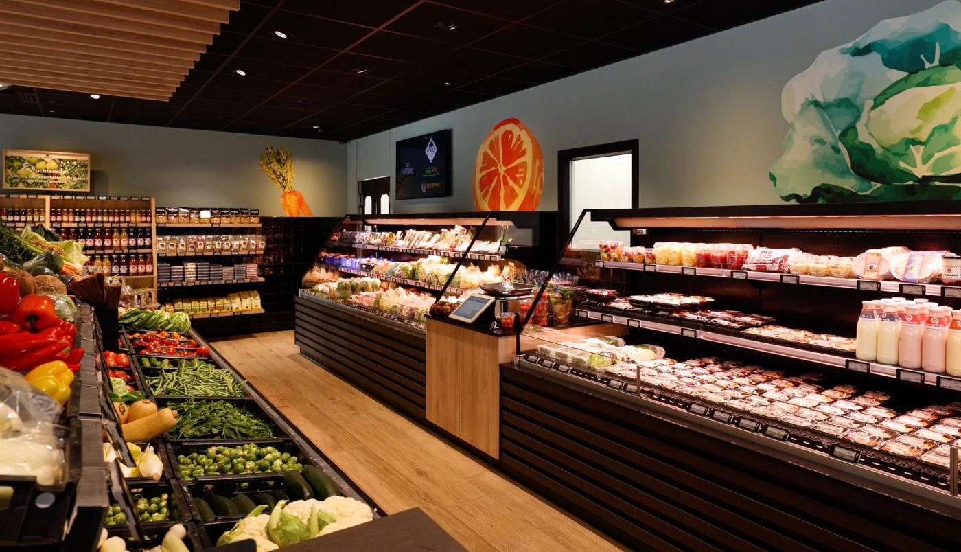Verse groente- en maaltijdpresentatie bij Van Dasselaar Groenten in Voorthuizen, met kleurrijke groenten, gekoelde salades en kant-en-klare producten in een modern winkelinterieur.