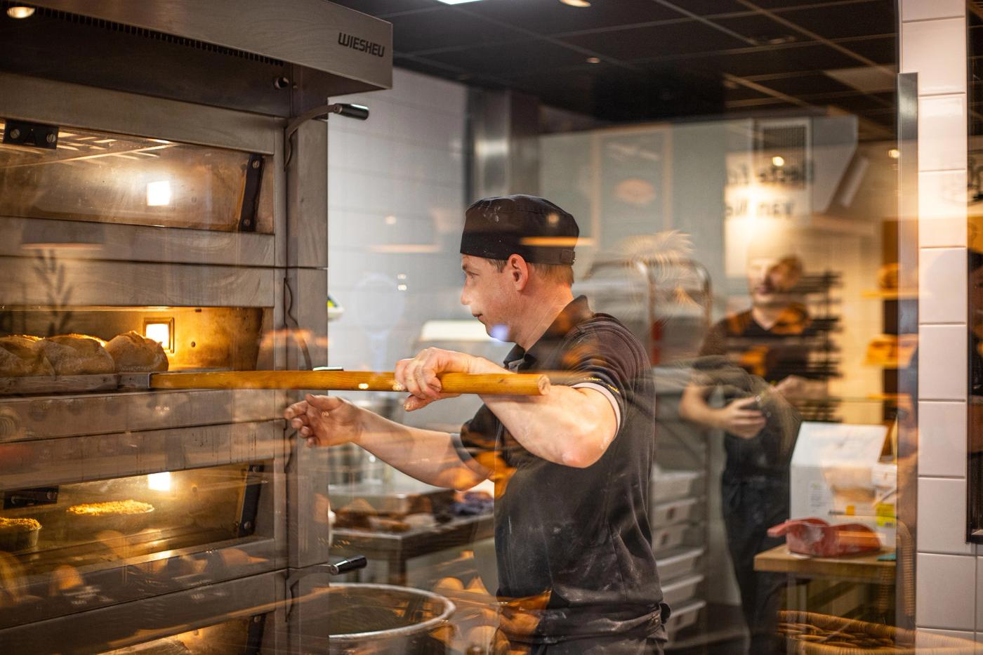 Ambachtelijke desembakkerij van Bakkerij Gommans in Horst, waar de bakker vers desembrood bakt in de steenoven, zichtbaar vanuit de winkel.
