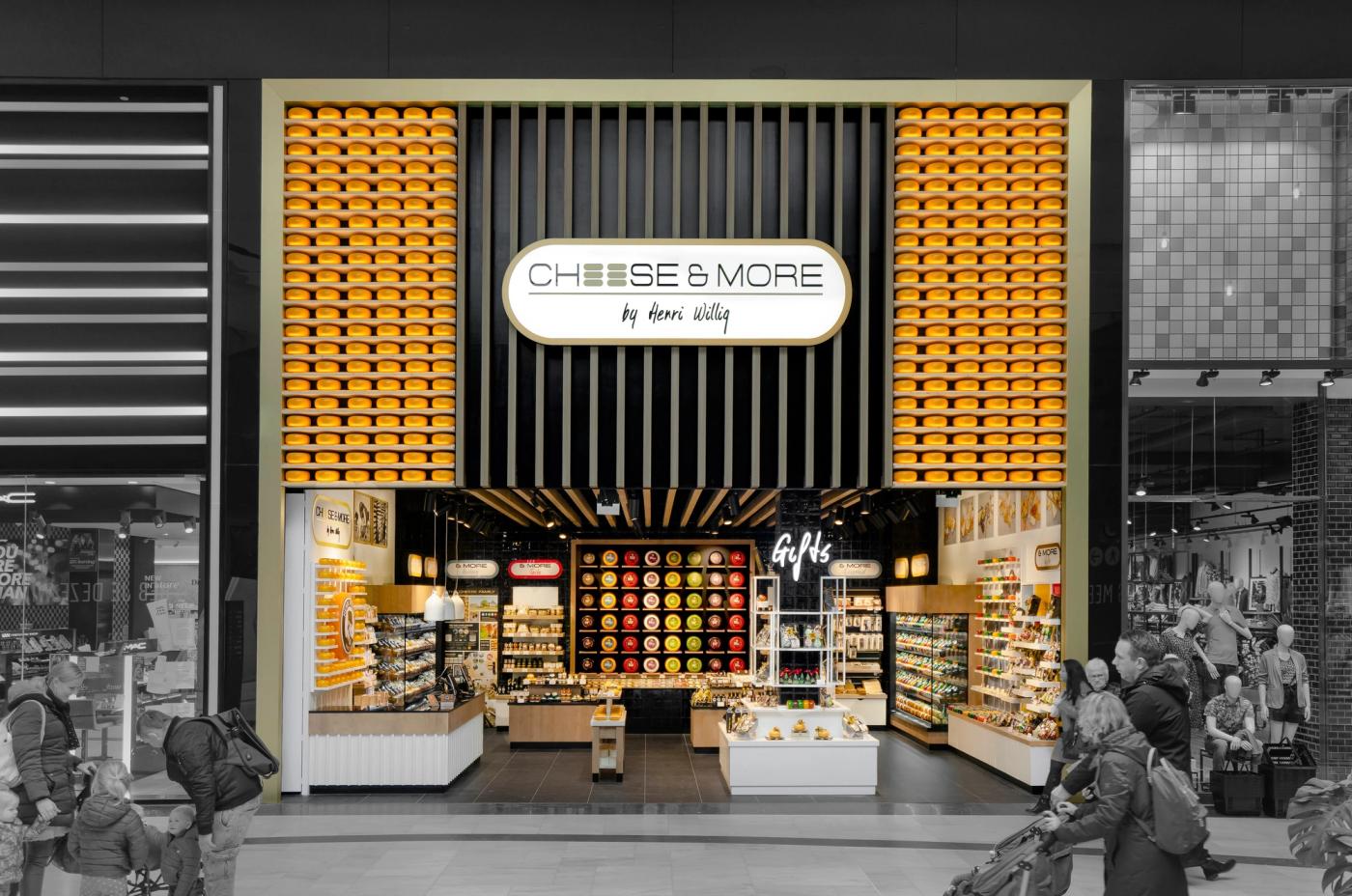 Winkelpui van Cheese & More by Henri Willig in de Mall of the Netherlands, met gele kaaswielen aan weerszijden van de entree.