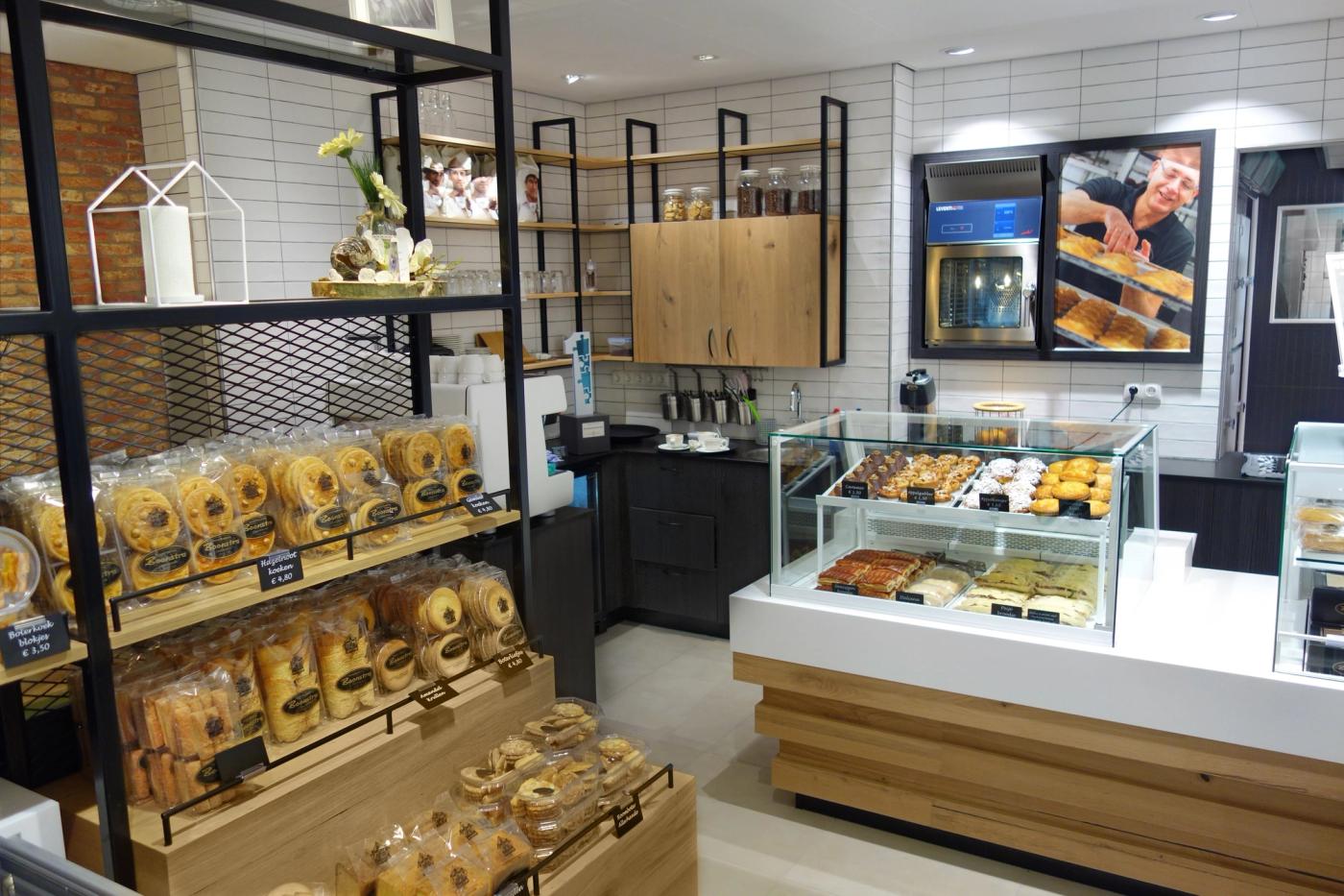 Broodschappen en een gebaksvitrine bij Banketbakkerij Boonstra in Drachten.