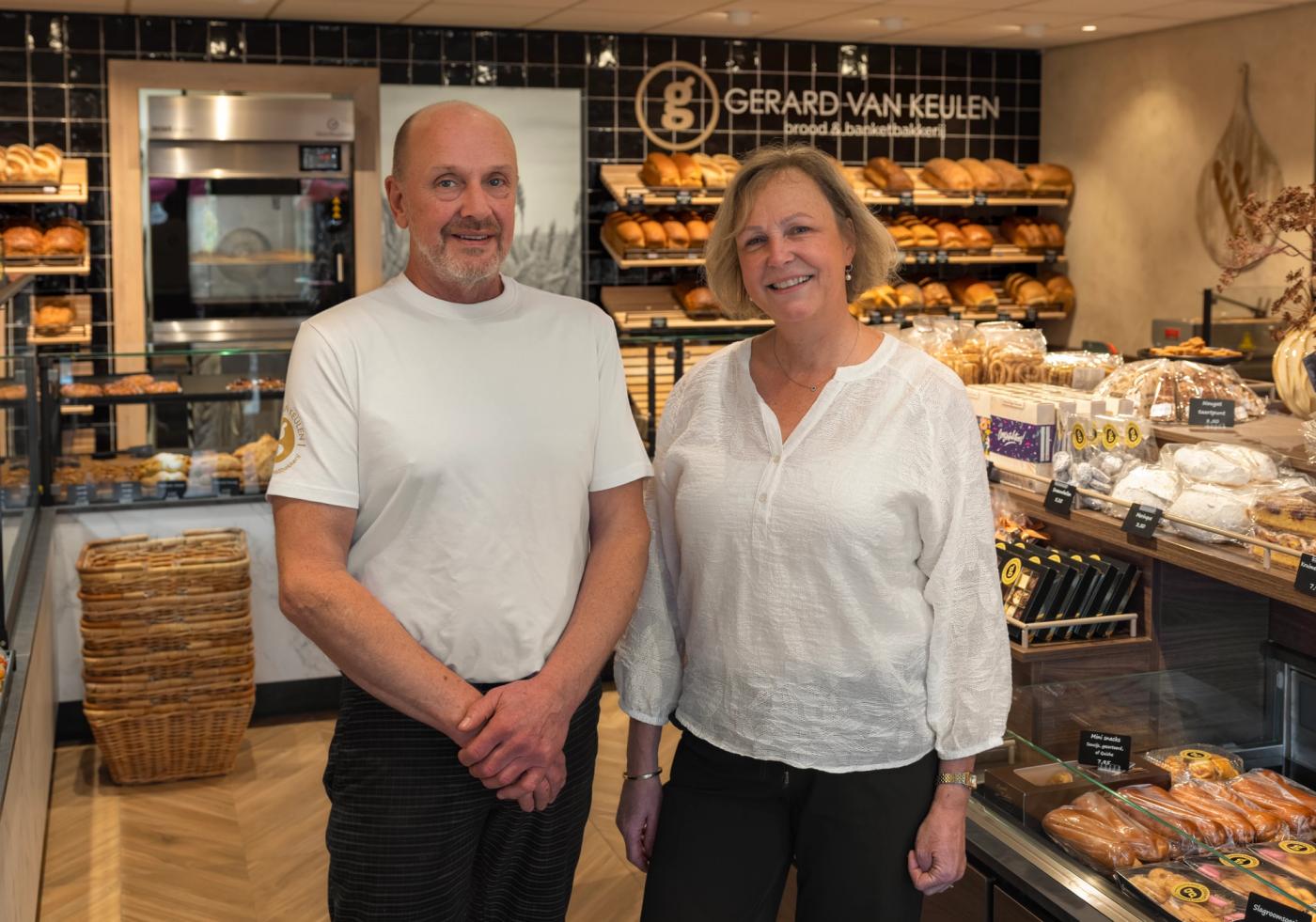 Gerard en Janny van Keulen in hun vernieuwde brood- en banketbakkerij in Beesd, met op de achtergrond de door Infrashop gerealiseerde winkel en ambachtelijke broodpresentatie.
