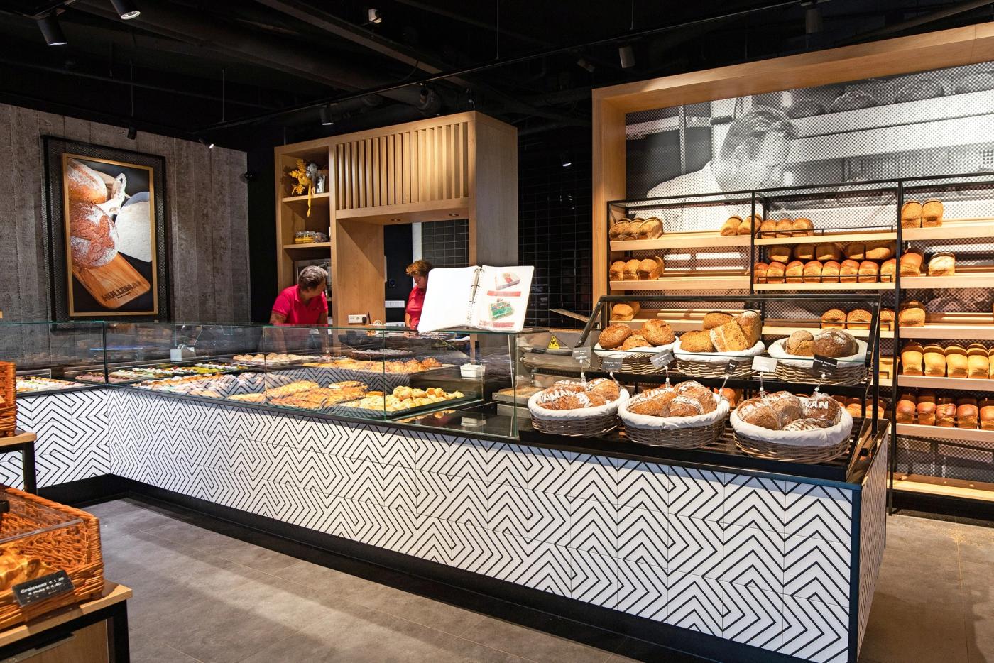 Toonbank met brood en gebak bij Bakker Hulleman in Amstelveen.
