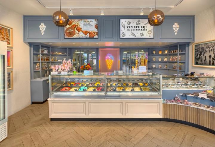 Modern winkelinterieur van Van der Bijl IJs & Chocolade, ontworpen en gebouwd door Infrashop, met maatwerk ijsvitrine, ambachtelijk schepijs, chocoladepresentatie en een stijlvolle lichte winkelinrichting.