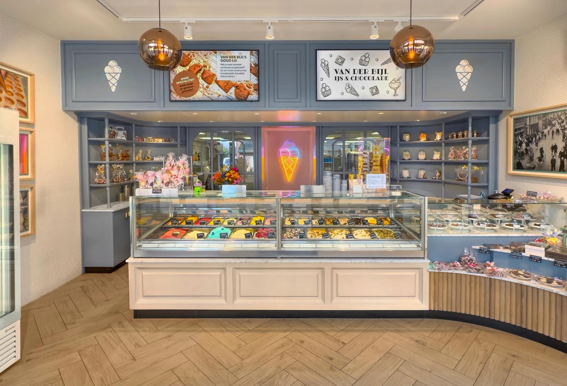 Modern winkelinterieur van Van der Bijl IJs & Chocolade, ontworpen en gebouwd door Infrashop, met maatwerk ijsvitrine, ambachtelijk schepijs, chocoladepresentatie en een stijlvolle lichte winkelinrichting.