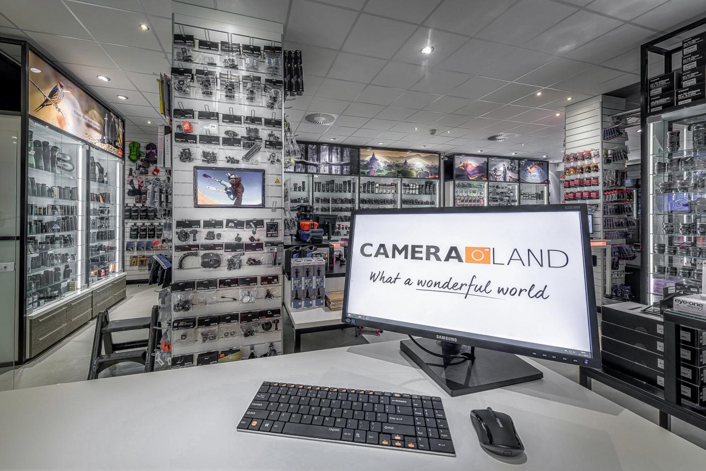Kassabalie ontworpen door Infrashop met dominant het logo van Cameraland op elk scherm zichtbaar