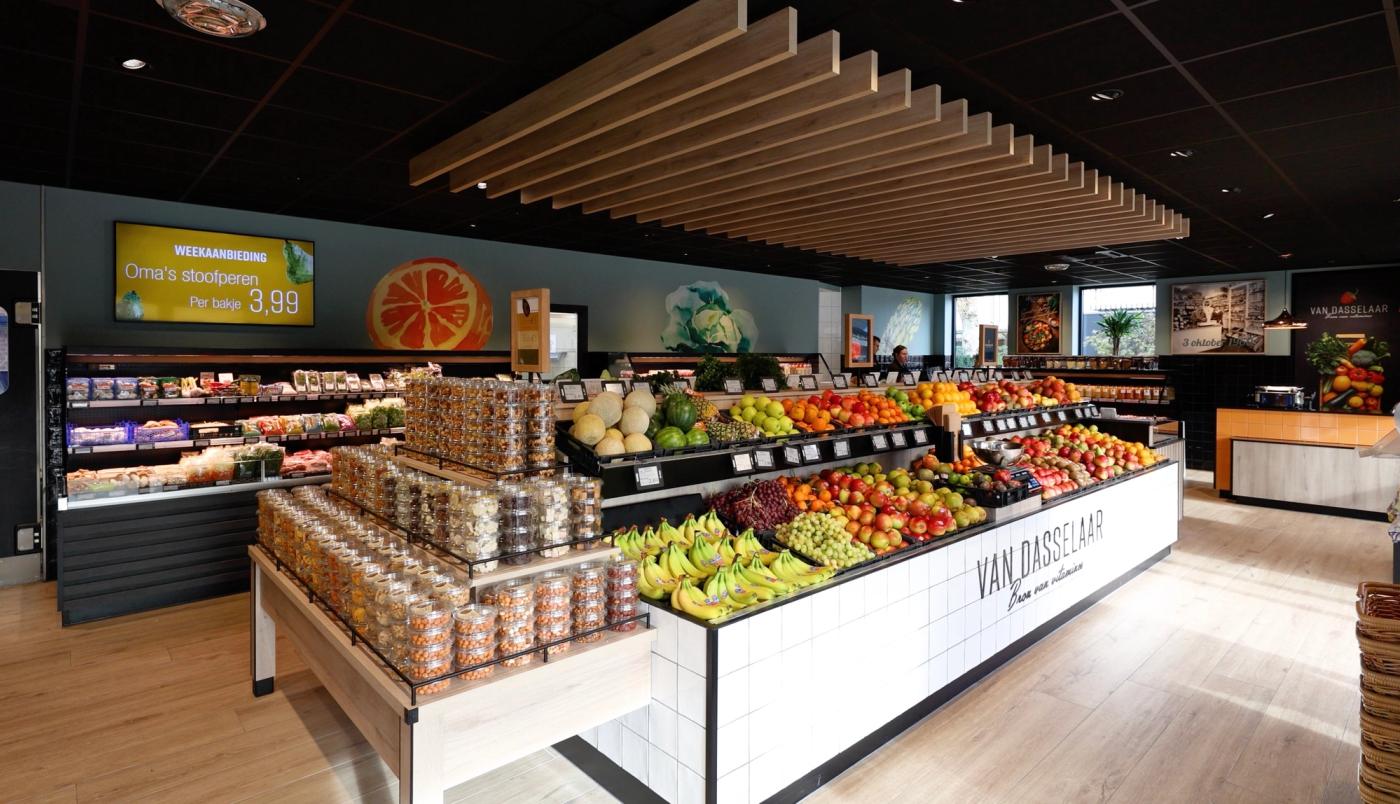 Modern winkelinterieur van Van Dasselaar Groenten in Voorthuizen met een kleurrijke presentatie van vers fruit en groenten, gekoelde versproducten en warme houten interieurdetails.